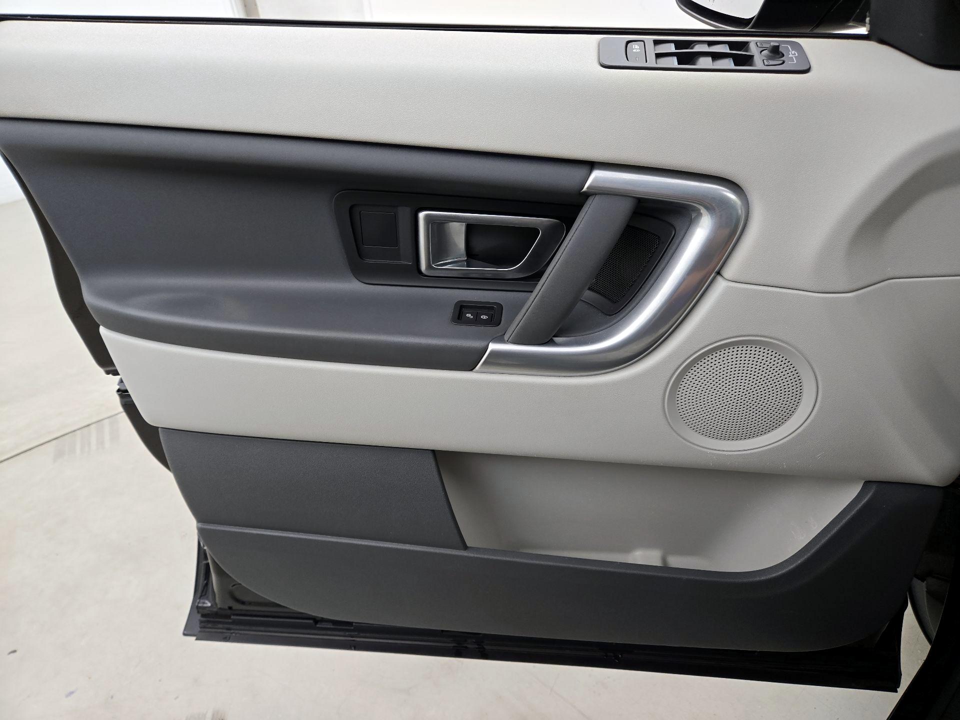 Thumbnail: 2019 Land Rover Discovery Sport - 12