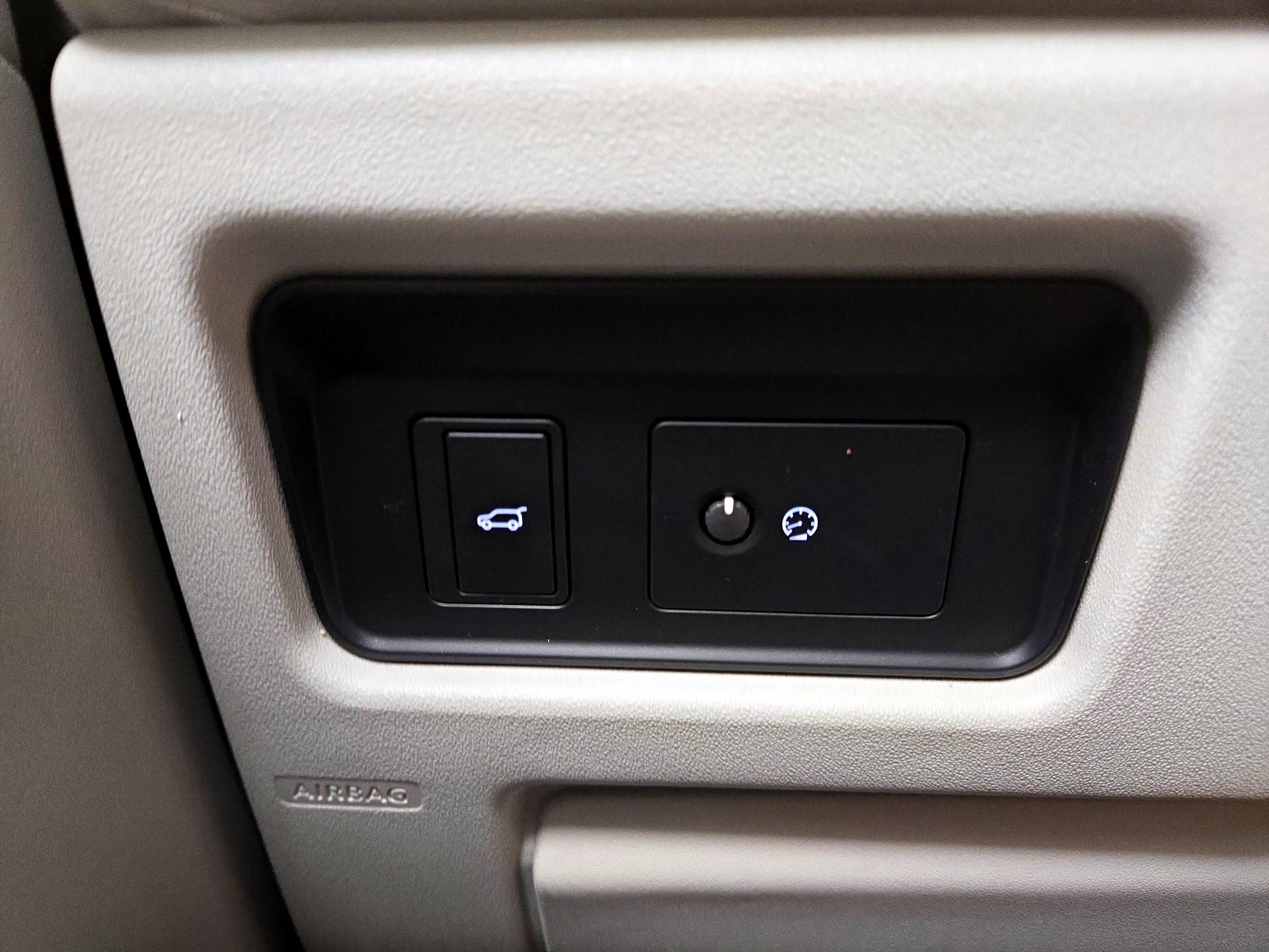 Thumbnail: 2019 Land Rover Discovery Sport - 13