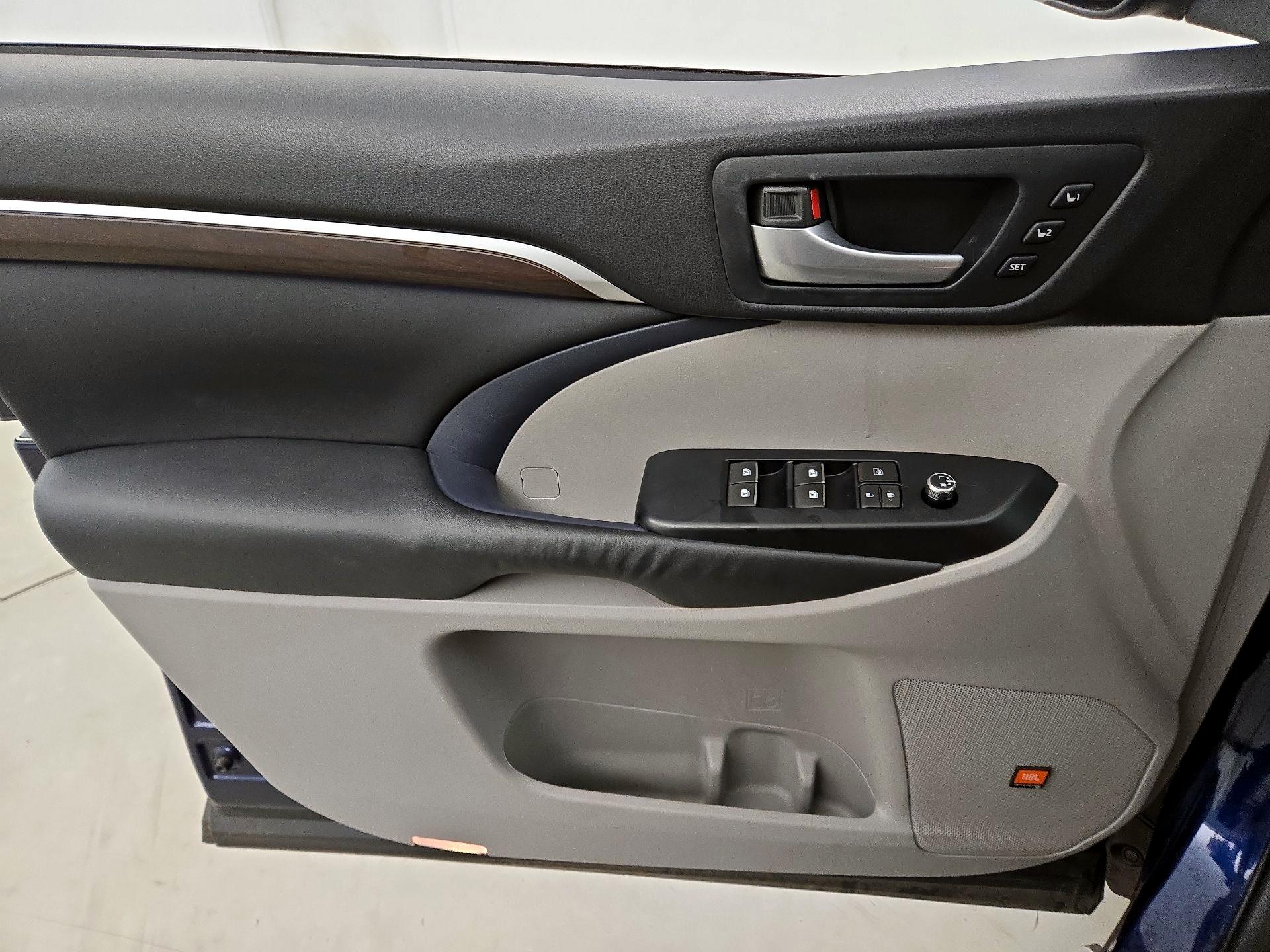 Thumbnail: 2015 Toyota Highlander - 12