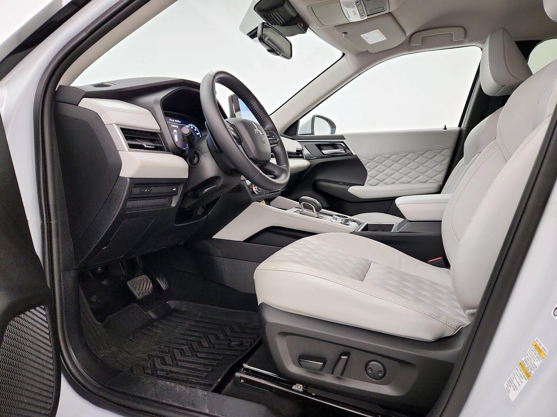 Thumbnail: 2024 Mitsubishi Outlander - 11