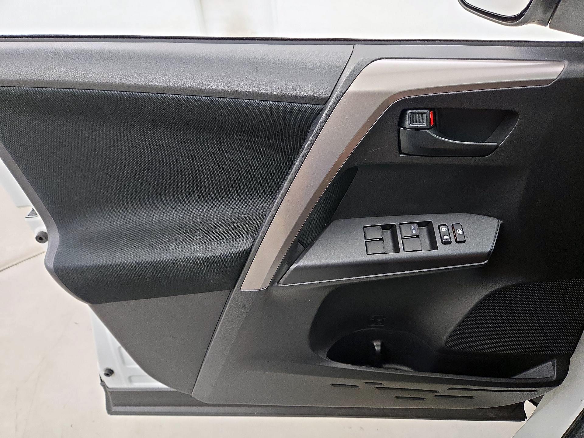 Thumbnail: 2018 Toyota RAV4 - 12