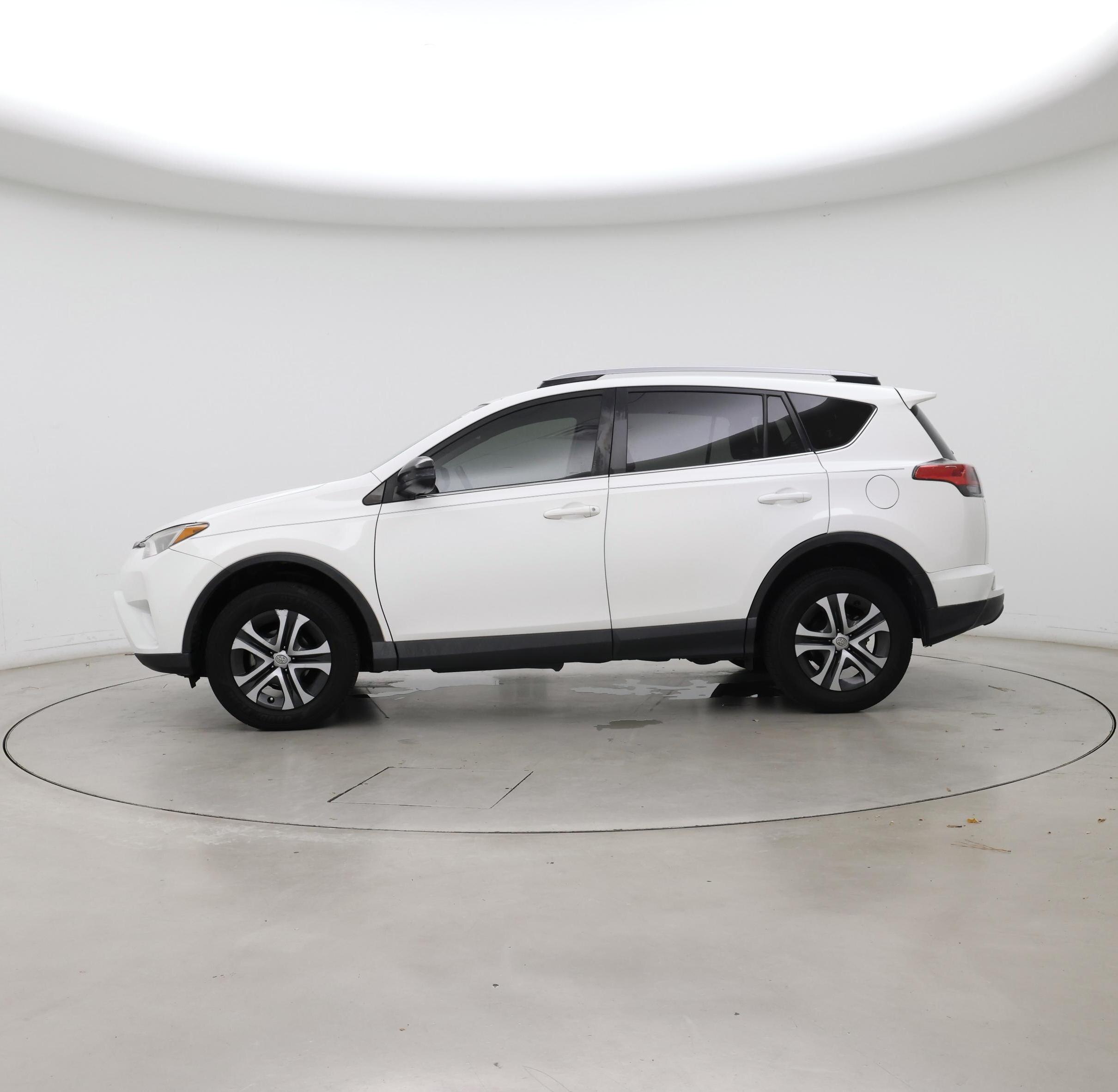 Thumbnail: 2018 Toyota RAV4 - 3
