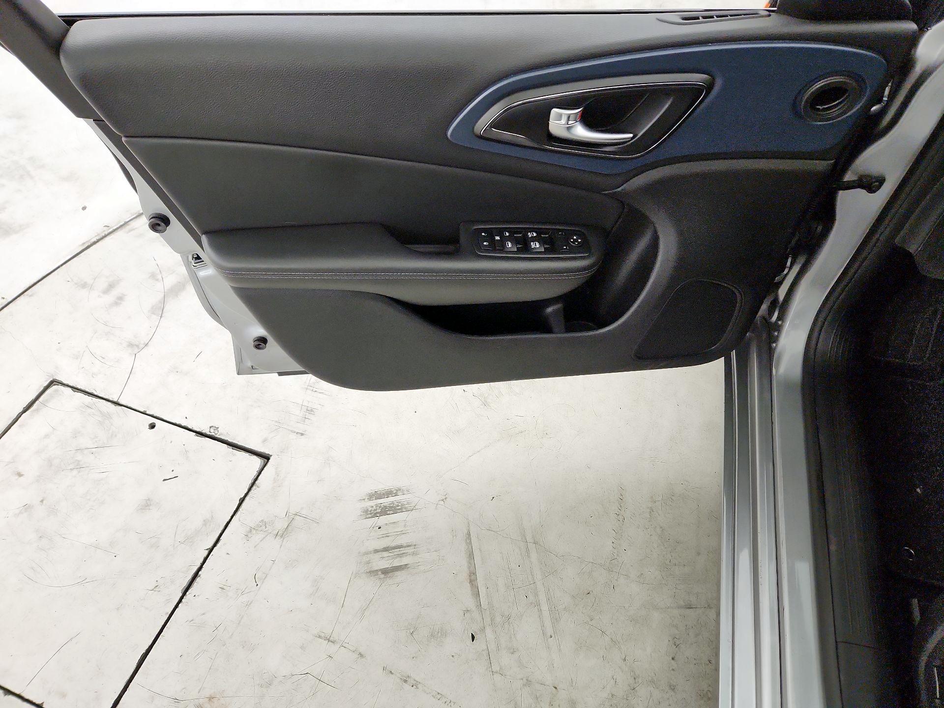 Thumbnail: 2015 Chrysler 200 - 12