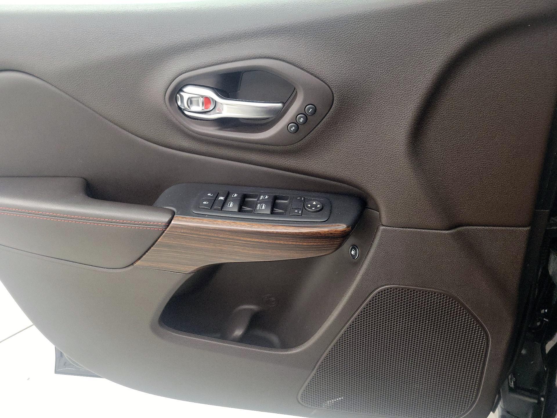 Thumbnail: 2017 Jeep Cherokee - 12