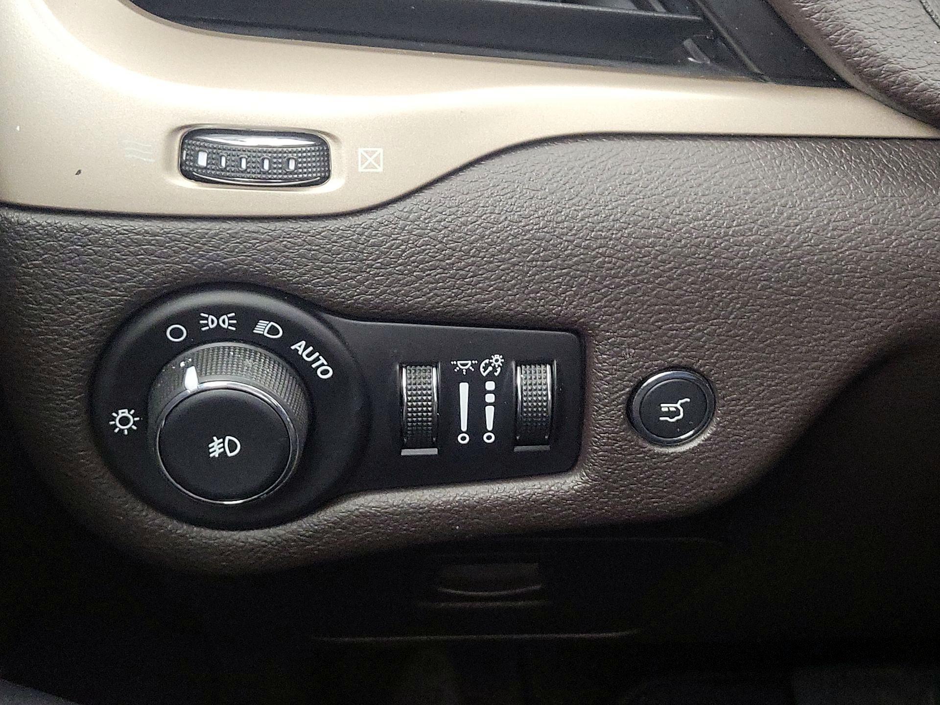 Thumbnail: 2017 Jeep Cherokee - 13