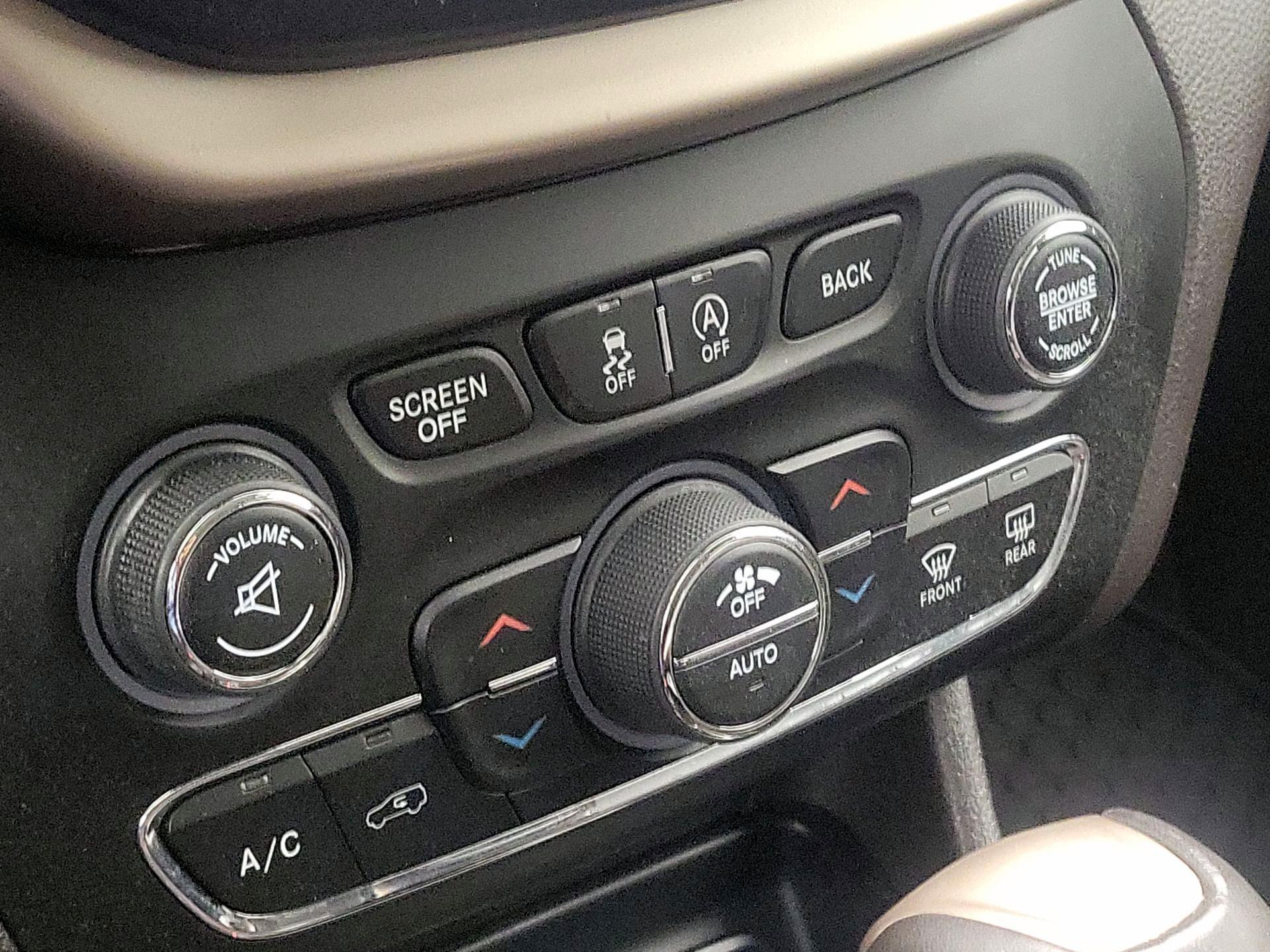 Thumbnail: 2017 Jeep Cherokee - 17