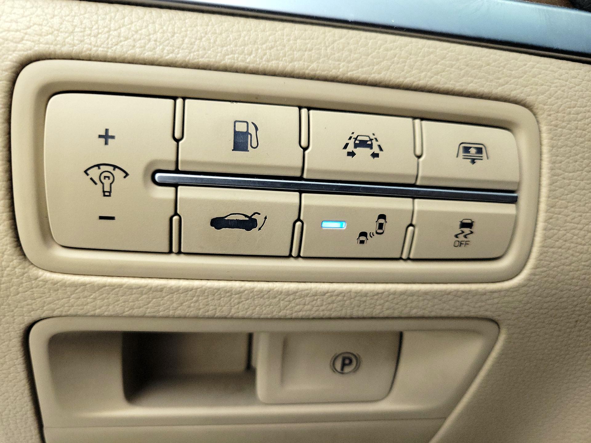 Thumbnail: 2017 Genesis G80 - 13