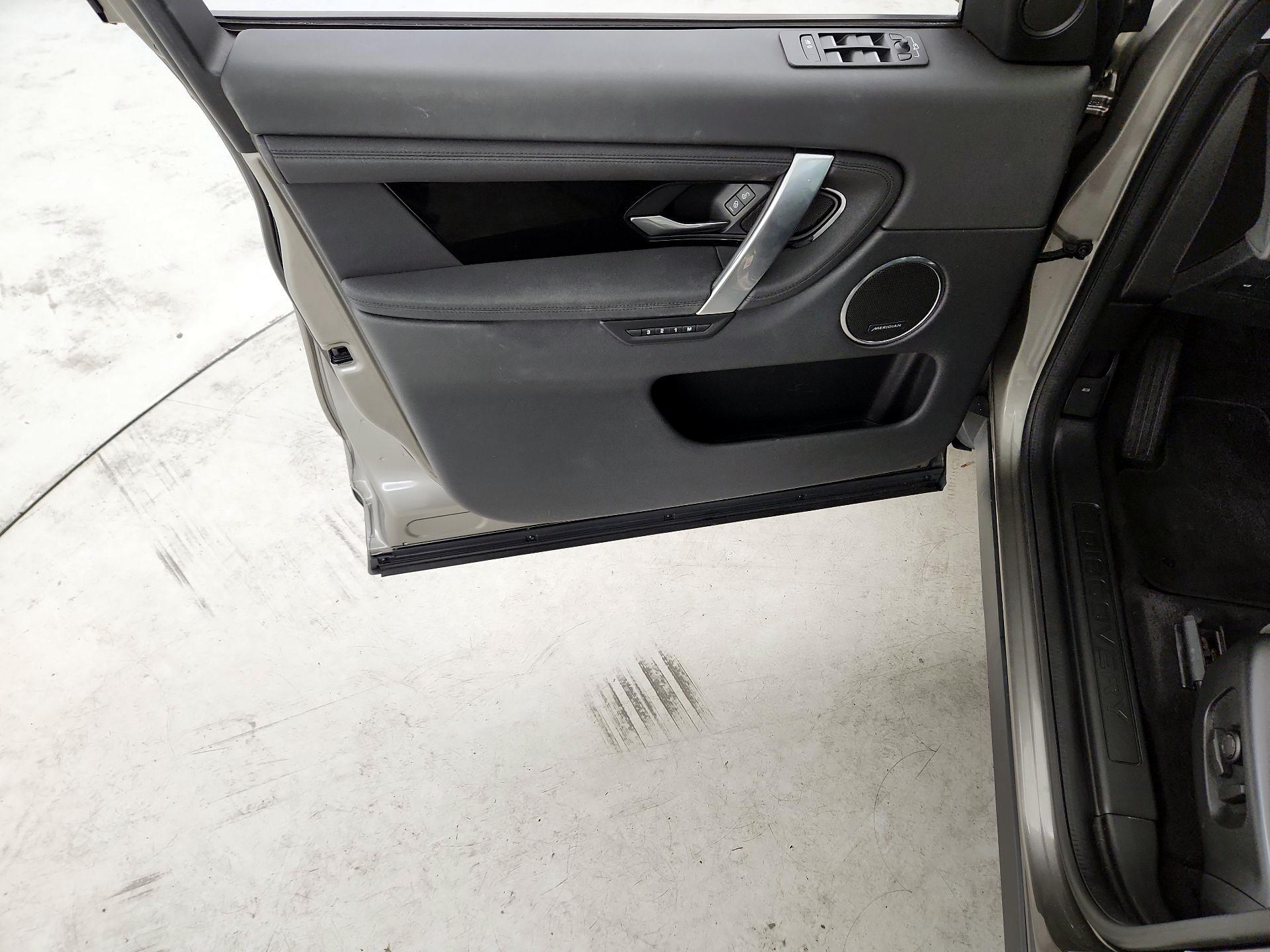 Thumbnail: 2020 Land Rover Discovery Sport - 12