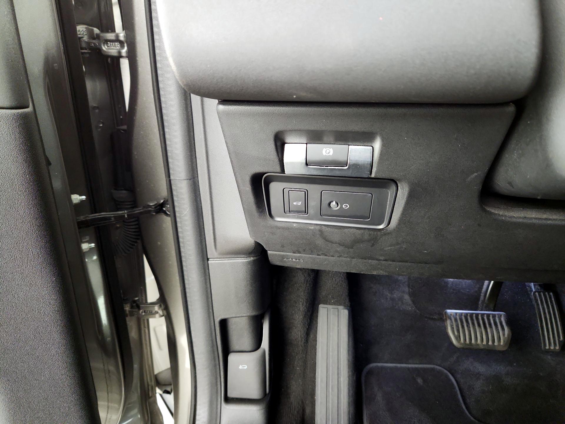 Thumbnail: 2020 Land Rover Discovery Sport - 13