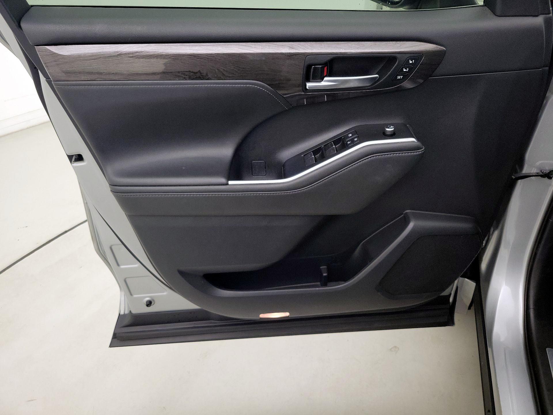 Thumbnail: 2021 Toyota Highlander - 12