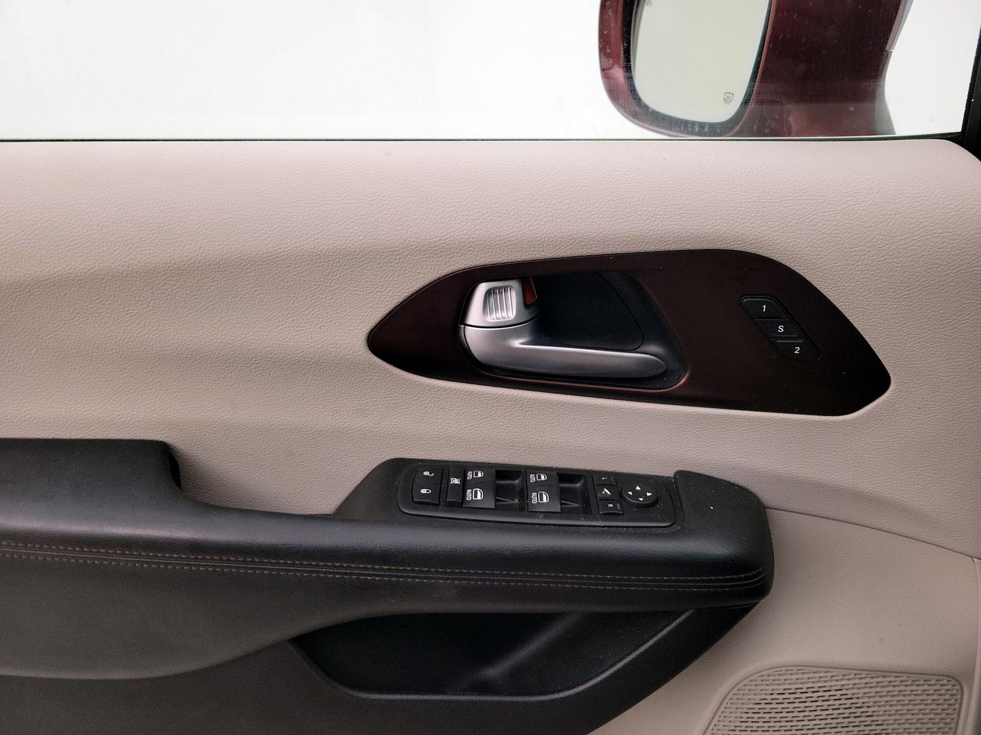 Thumbnail: 2017 Chrysler Pacifica - 12