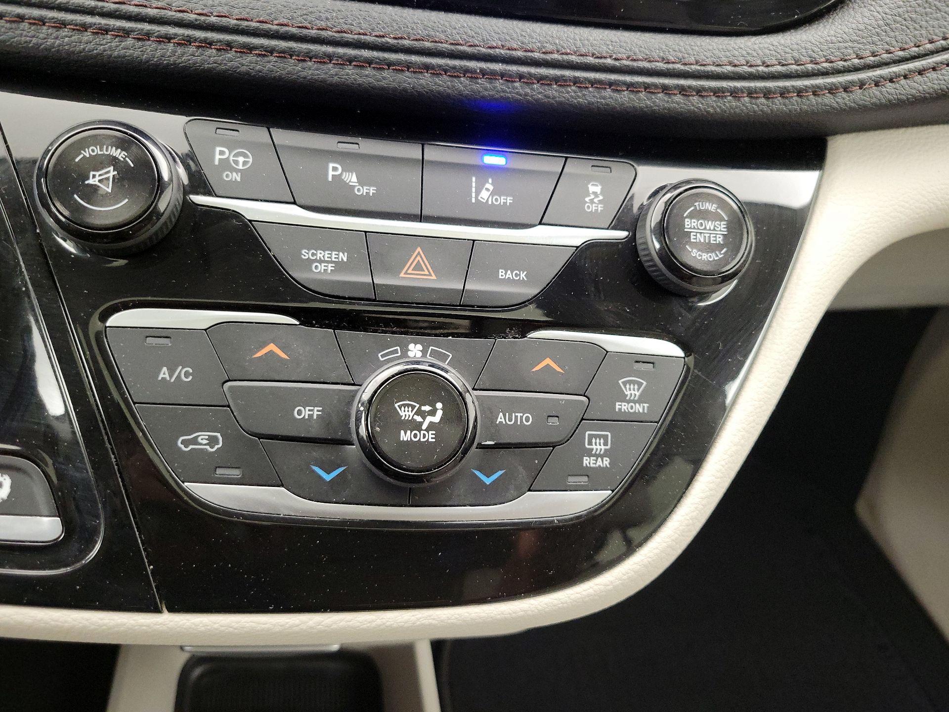 Thumbnail: 2017 Chrysler Pacifica - 17