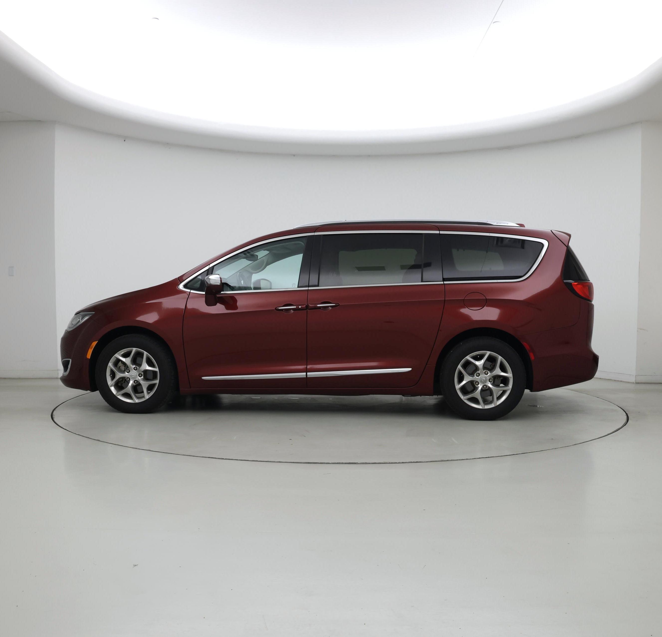 Thumbnail: 2017 Chrysler Pacifica - 3