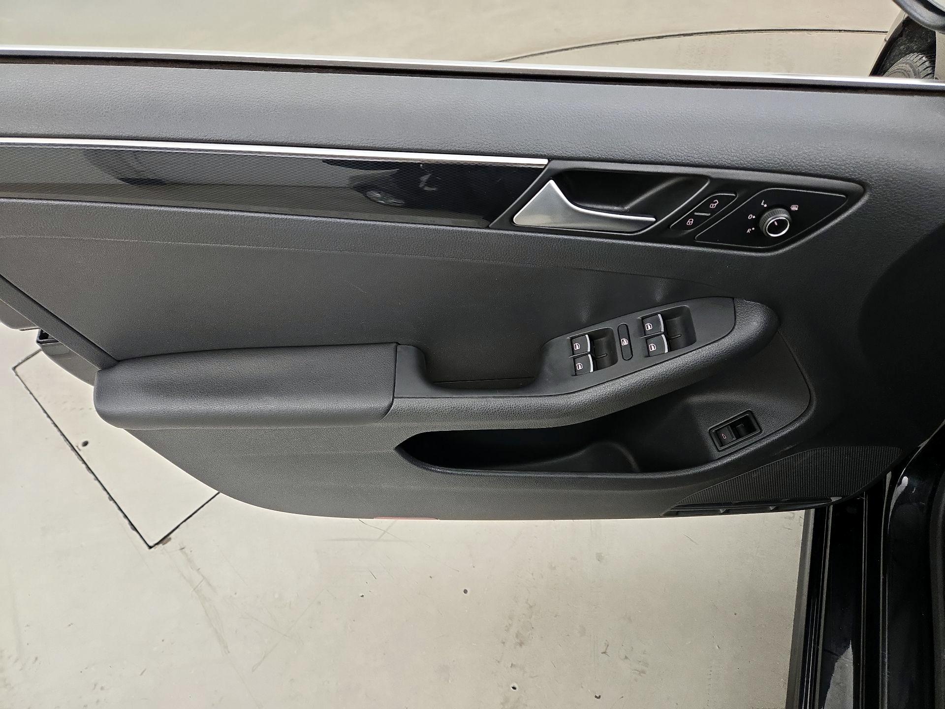 Thumbnail: 2017 Volkswagen Jetta - 12