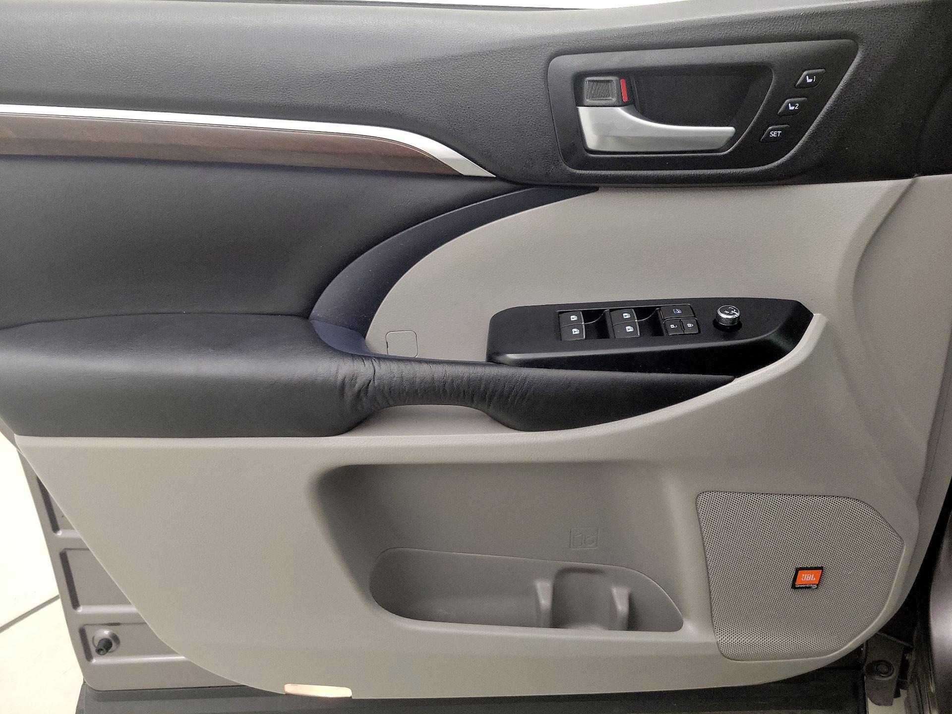 Thumbnail: 2015 Toyota Highlander - 12