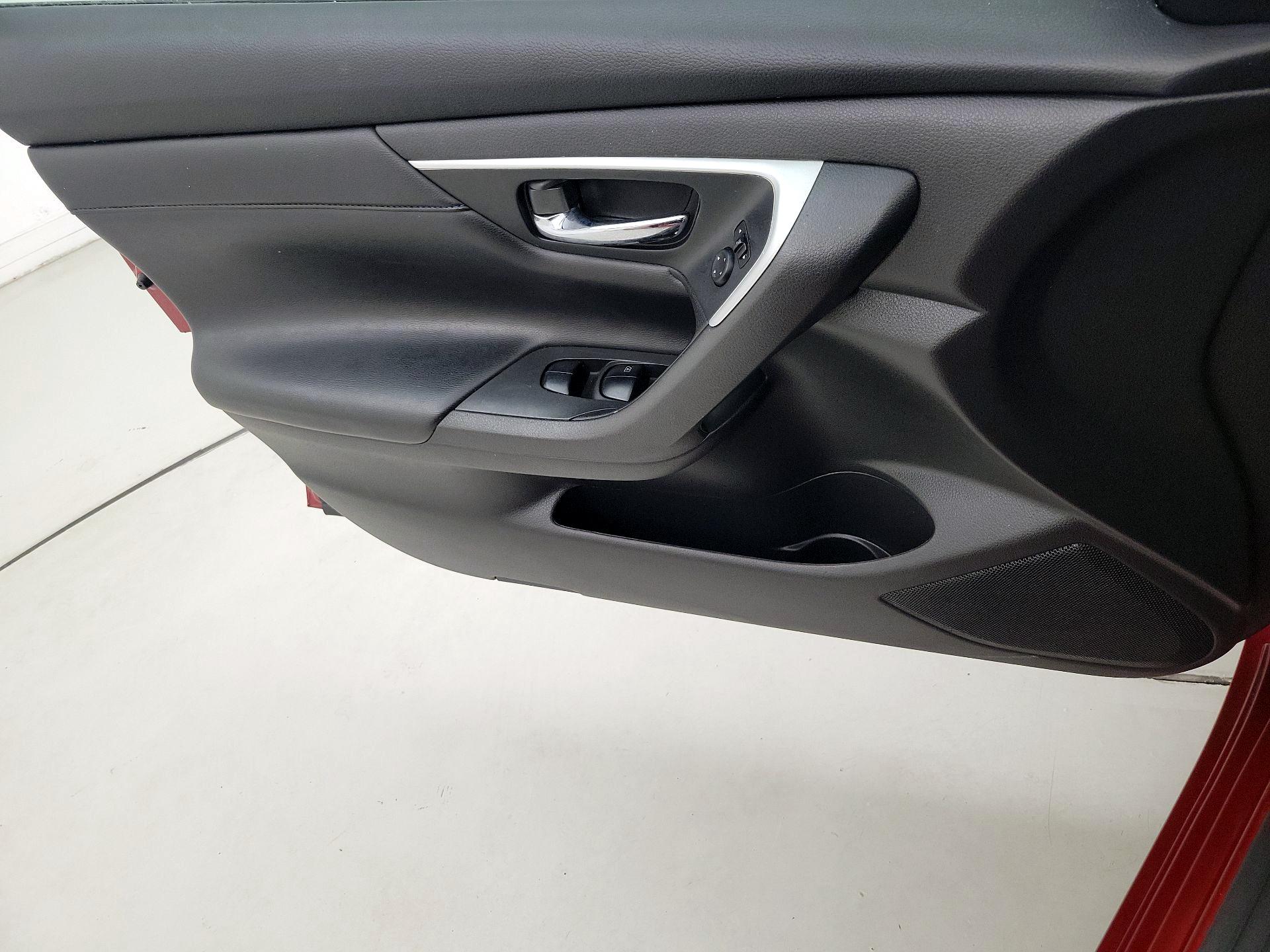 Thumbnail: 2017 Nissan Altima - 12