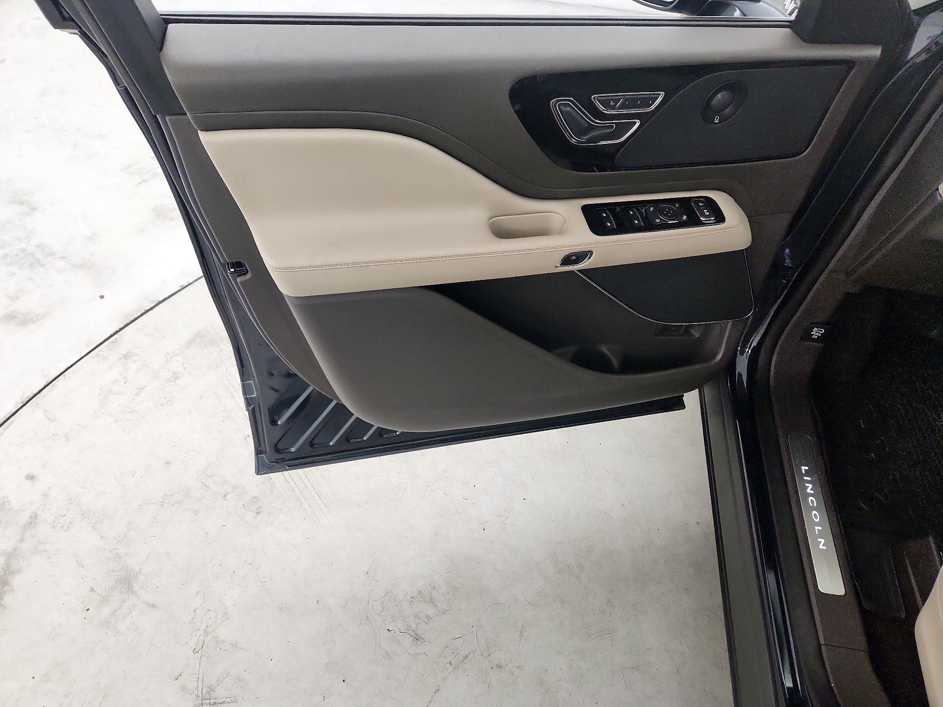 Thumbnail: 2021 Lincoln Aviator - 12