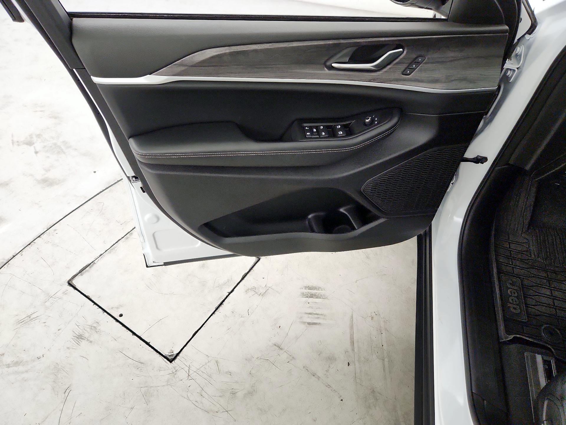 Thumbnail: 2024 Jeep Grand Cherokee - 12