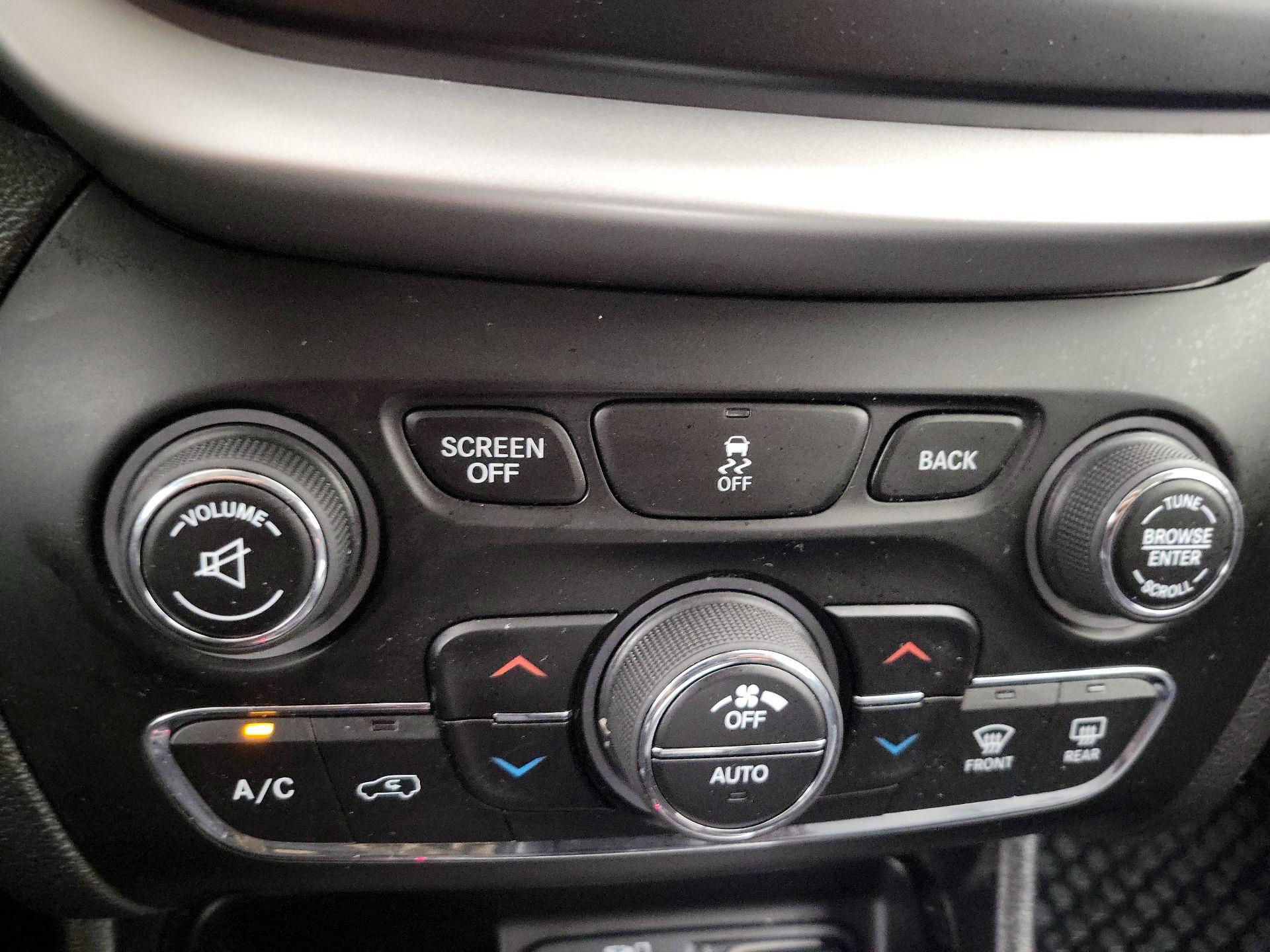 Thumbnail: 2014 Jeep Cherokee - 17