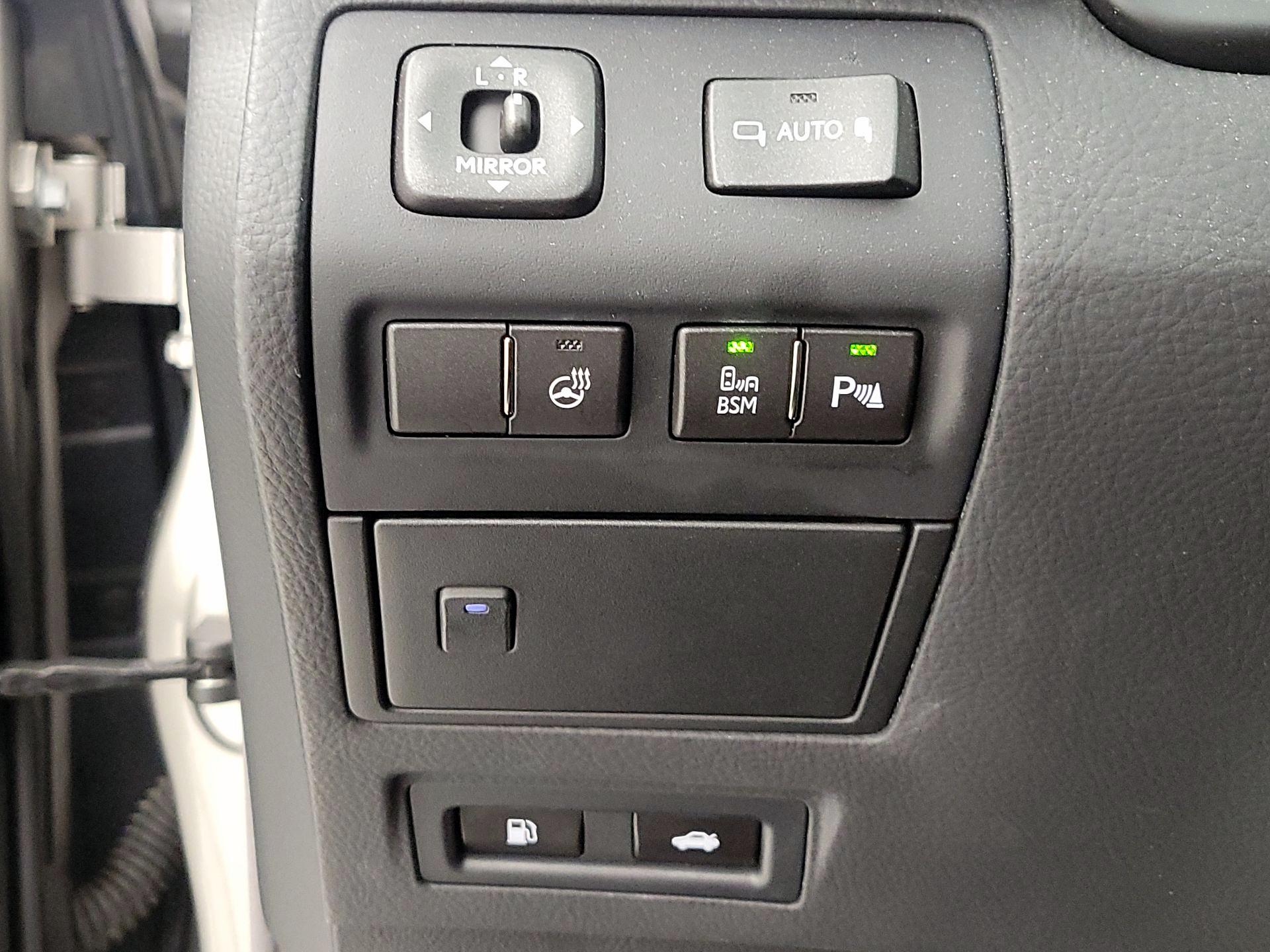 Thumbnail: 2016 Lexus LS - 13