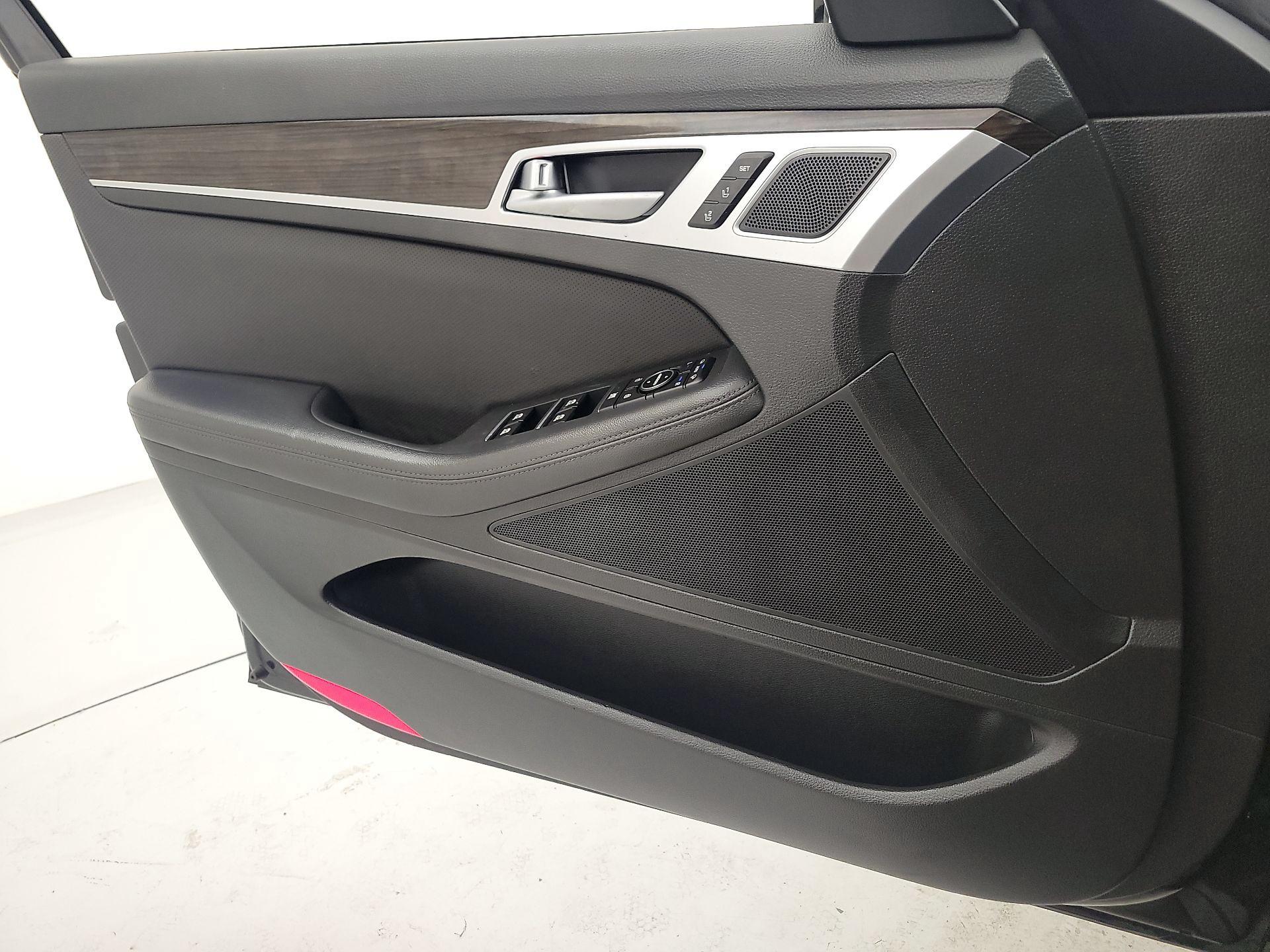 Thumbnail: 2017 Genesis G80 - 12