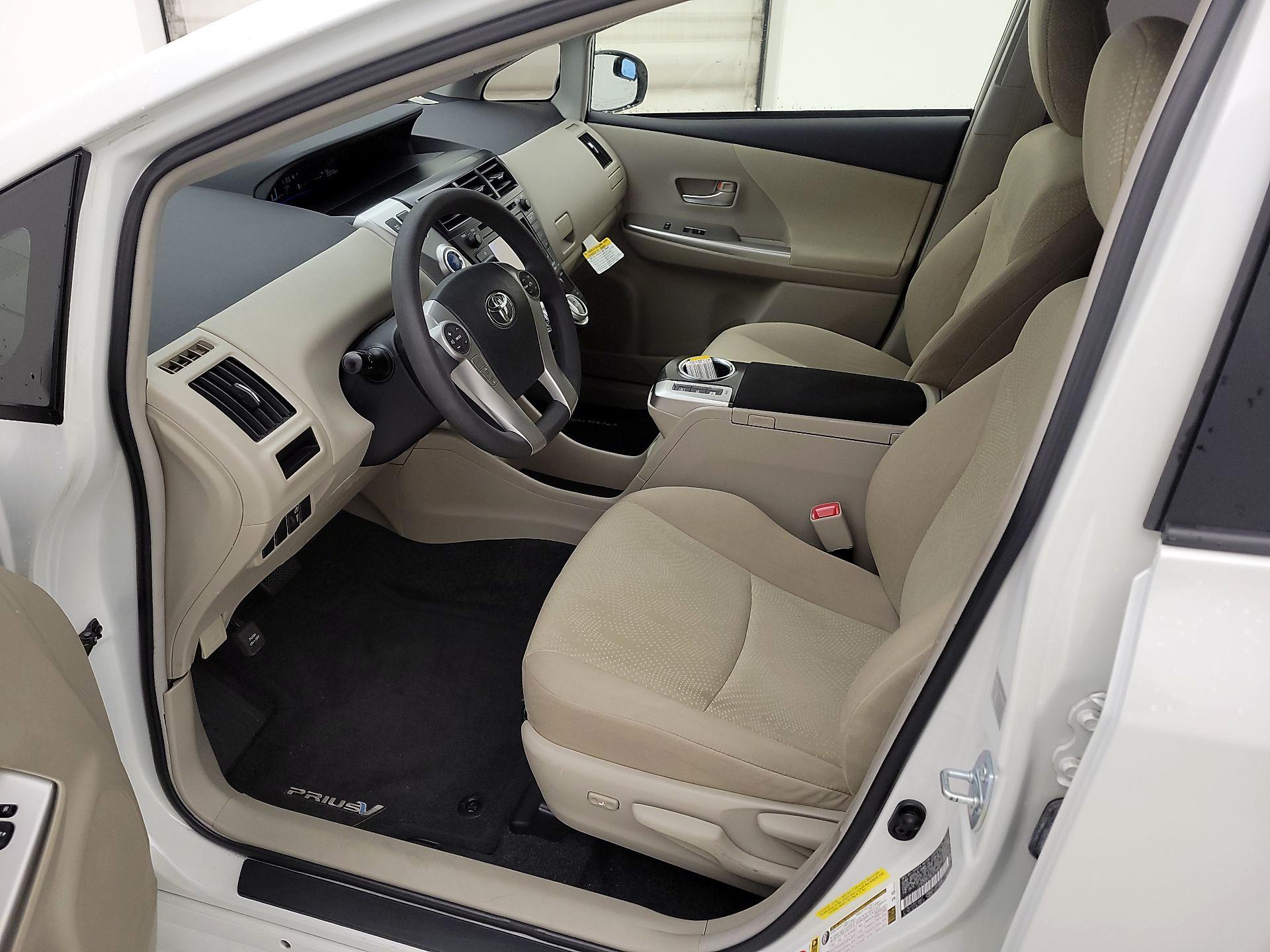 Thumbnail: 2014 Toyota Prius v - 11