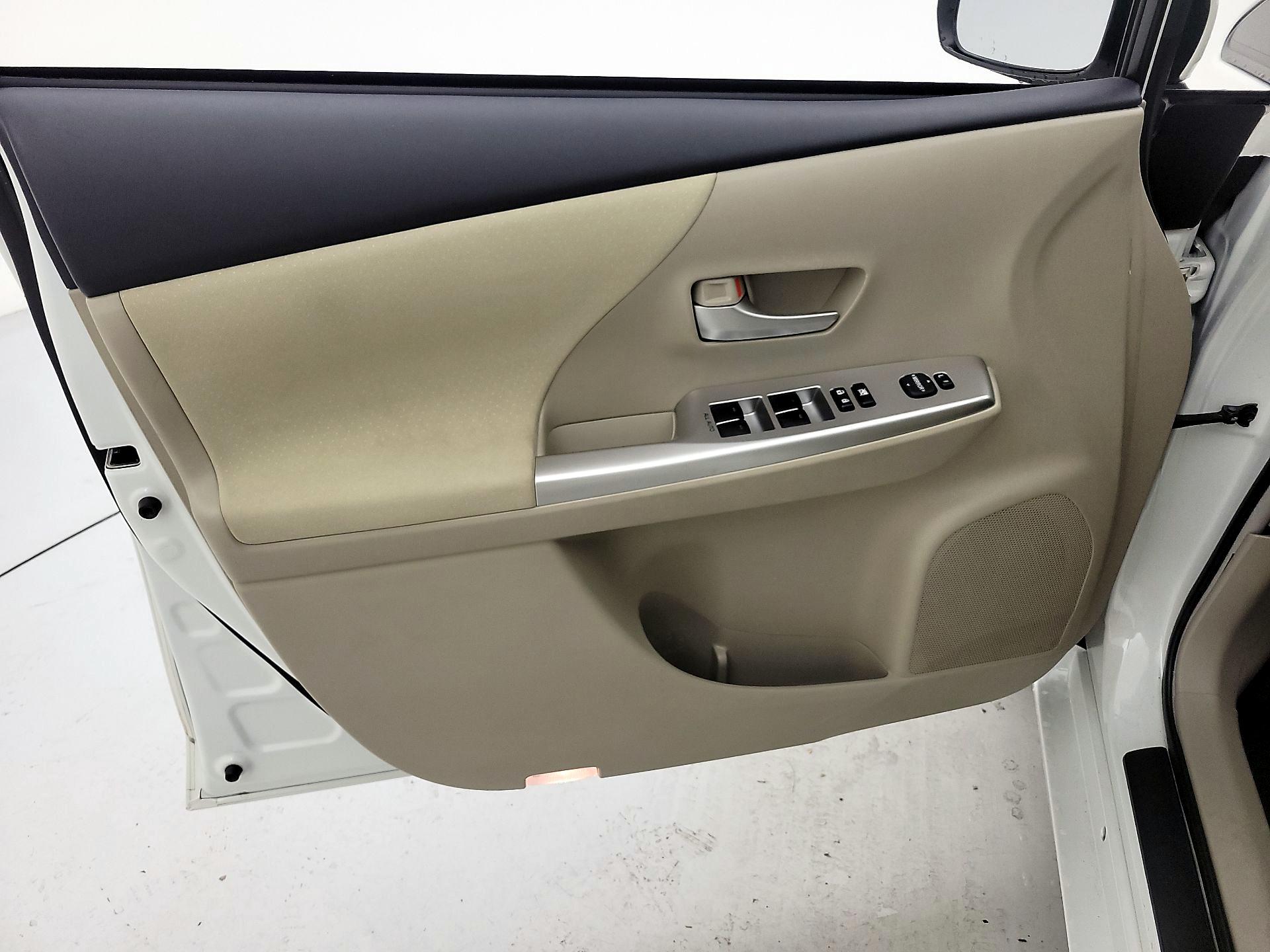 Thumbnail: 2014 Toyota Prius v - 12
