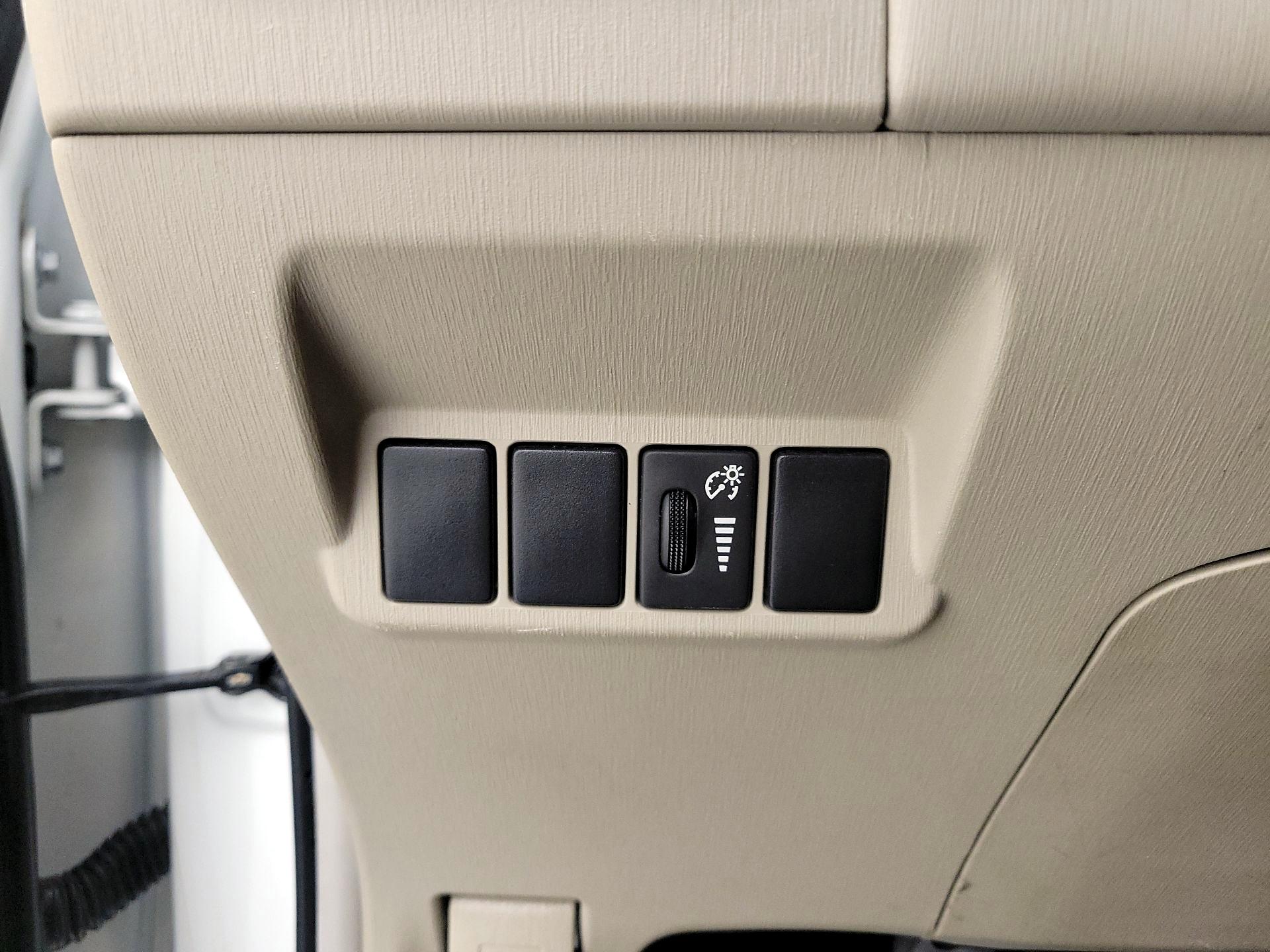 Thumbnail: 2014 Toyota Prius v - 13