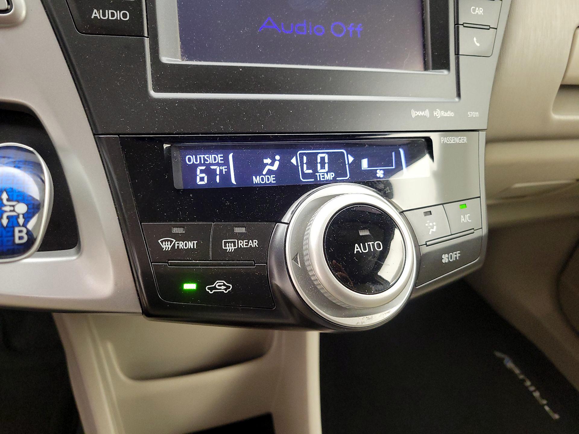 Thumbnail: 2014 Toyota Prius v - 15