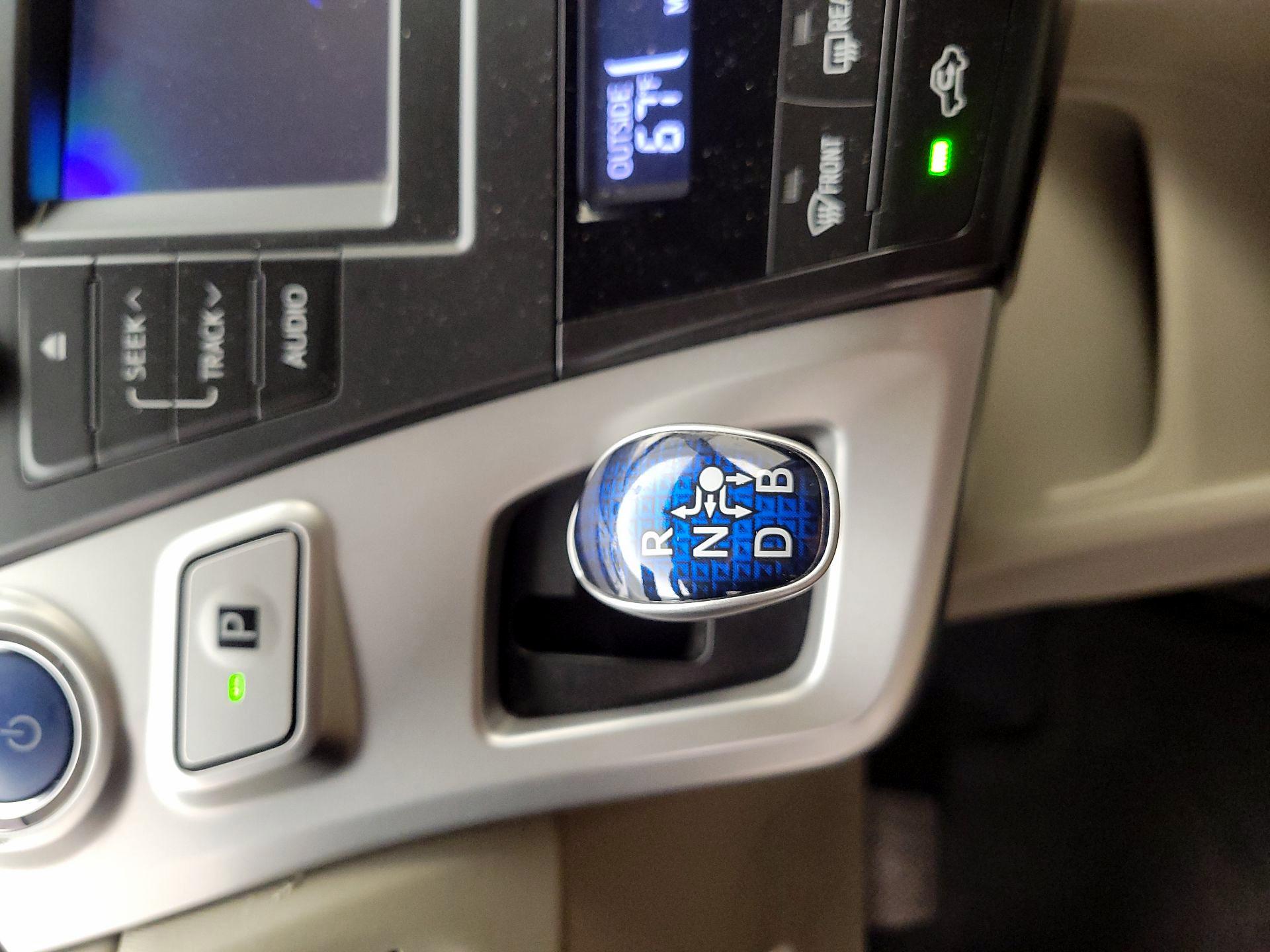Thumbnail: 2014 Toyota Prius v - 16