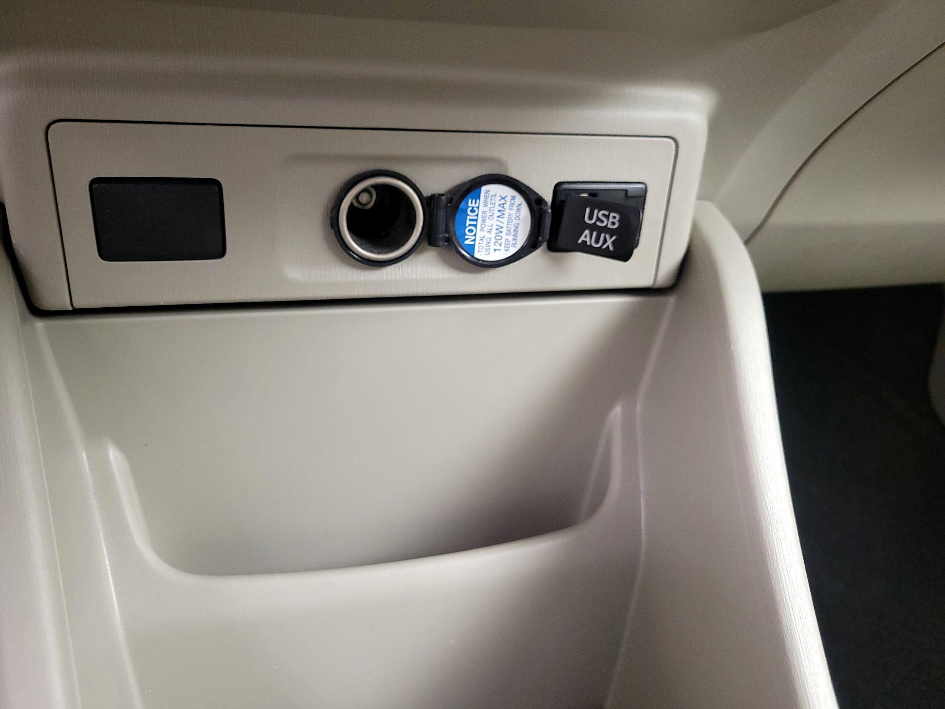 Thumbnail: 2014 Toyota Prius v - 17