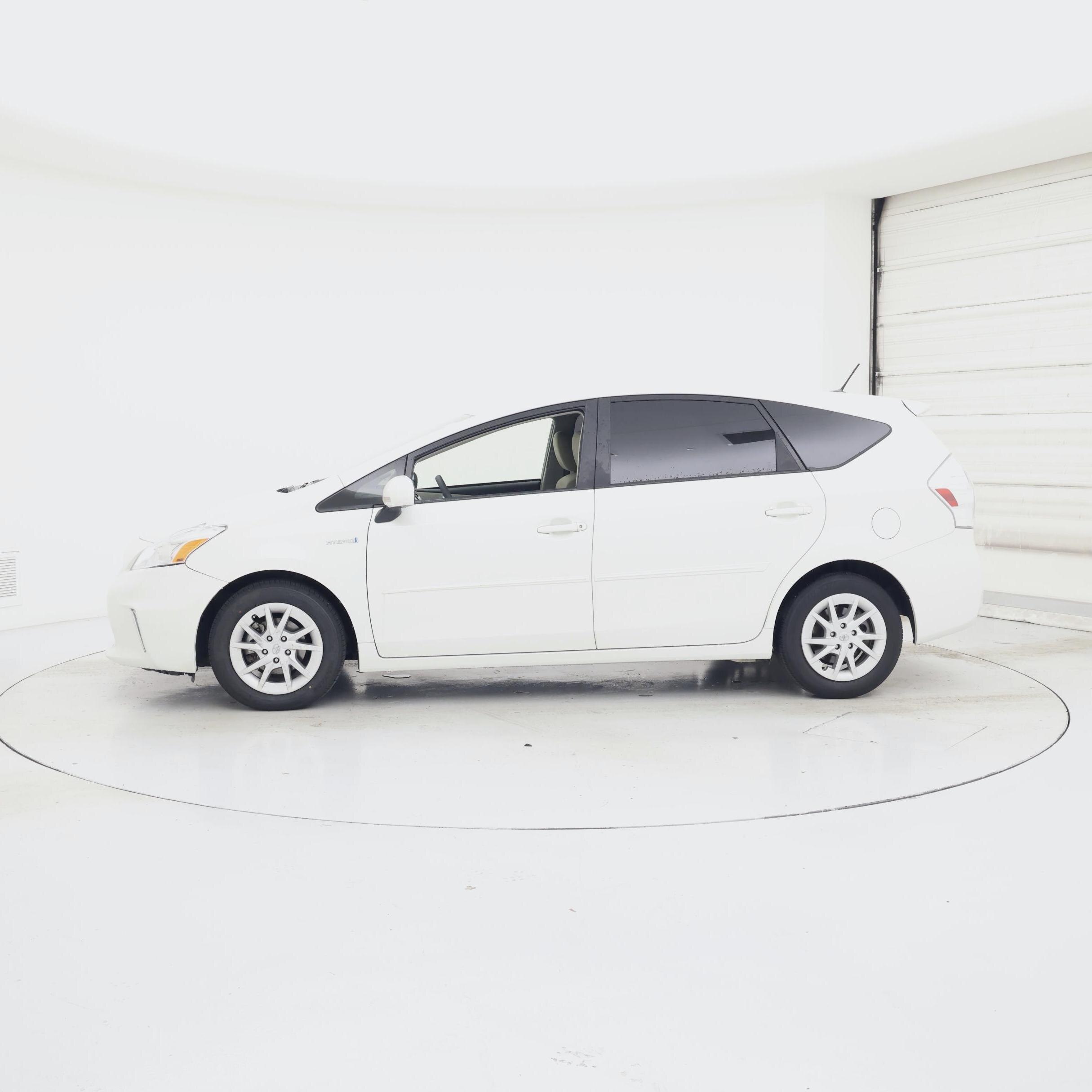 Thumbnail: 2014 Toyota Prius v - 3