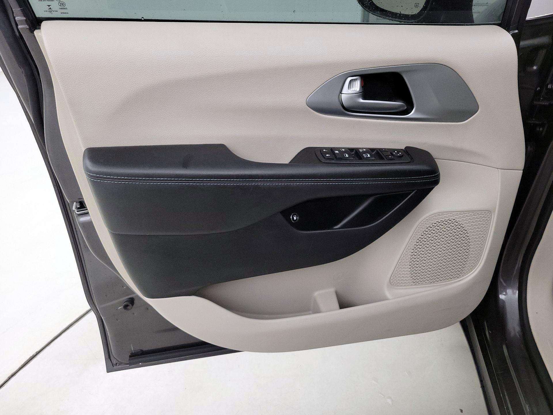Thumbnail: 2018 Chrysler Pacifica - 12