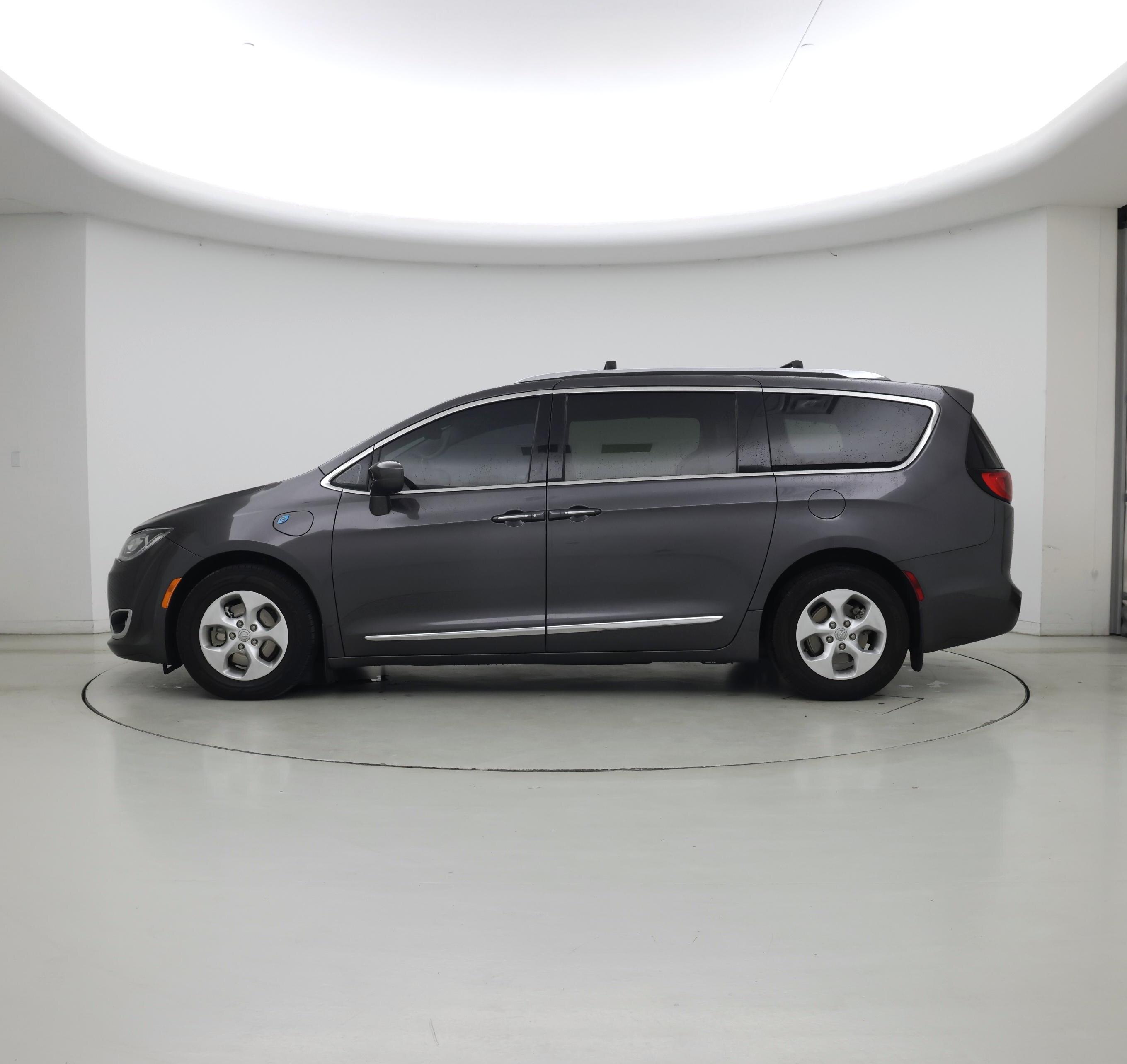 Thumbnail: 2018 Chrysler Pacifica - 3
