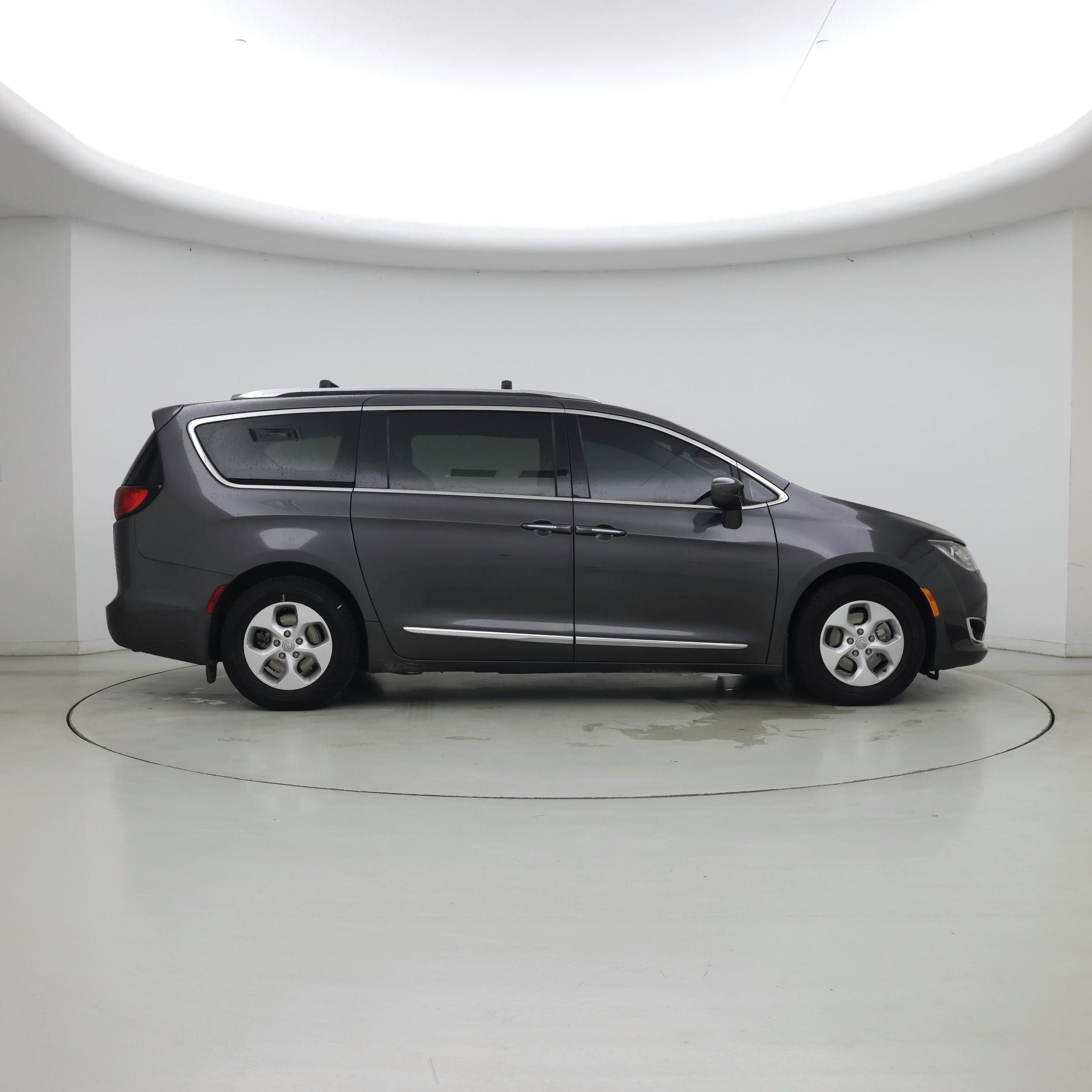 Thumbnail: 2018 Chrysler Pacifica - 7