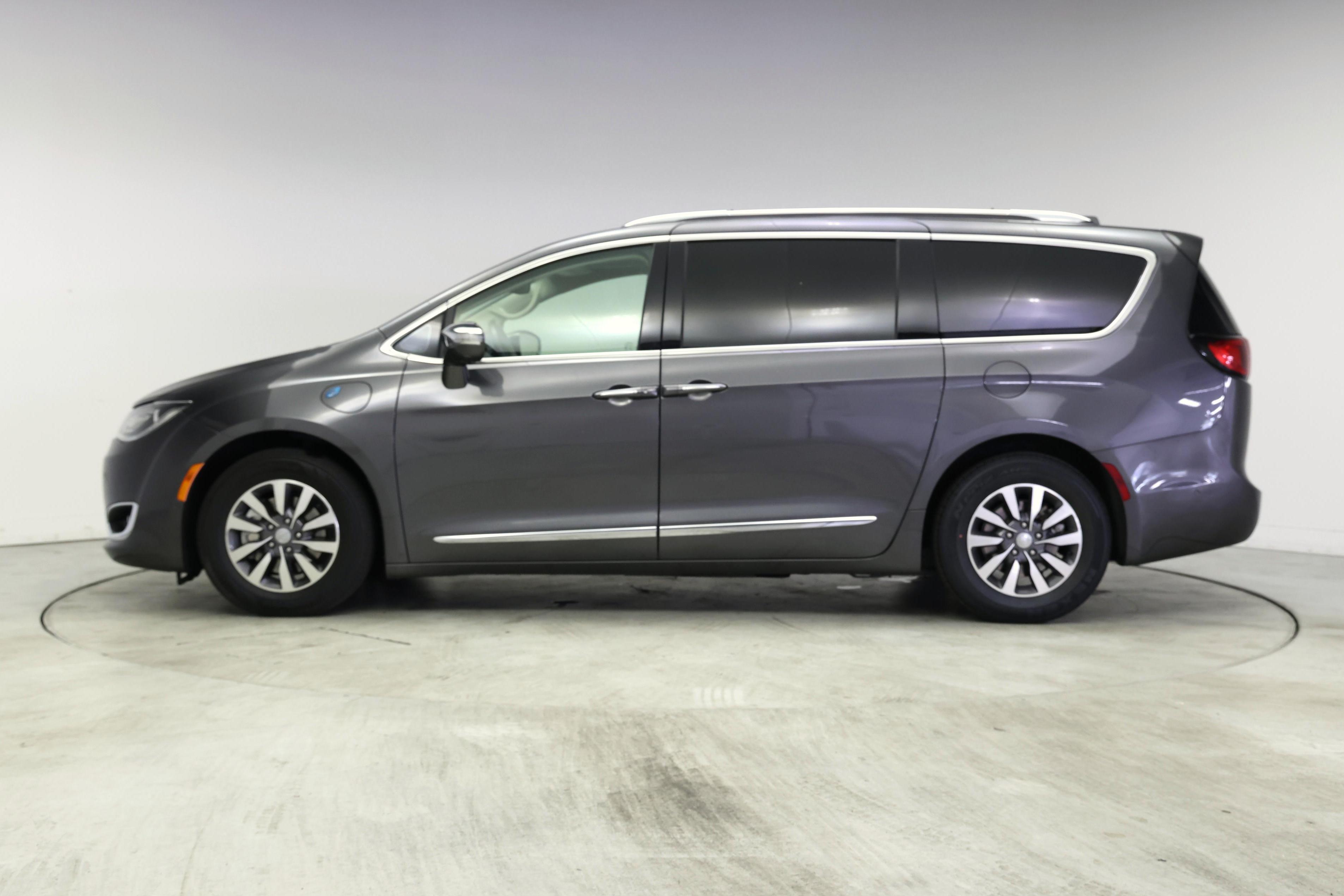 Thumbnail: 2020 Chrysler Pacifica - 3