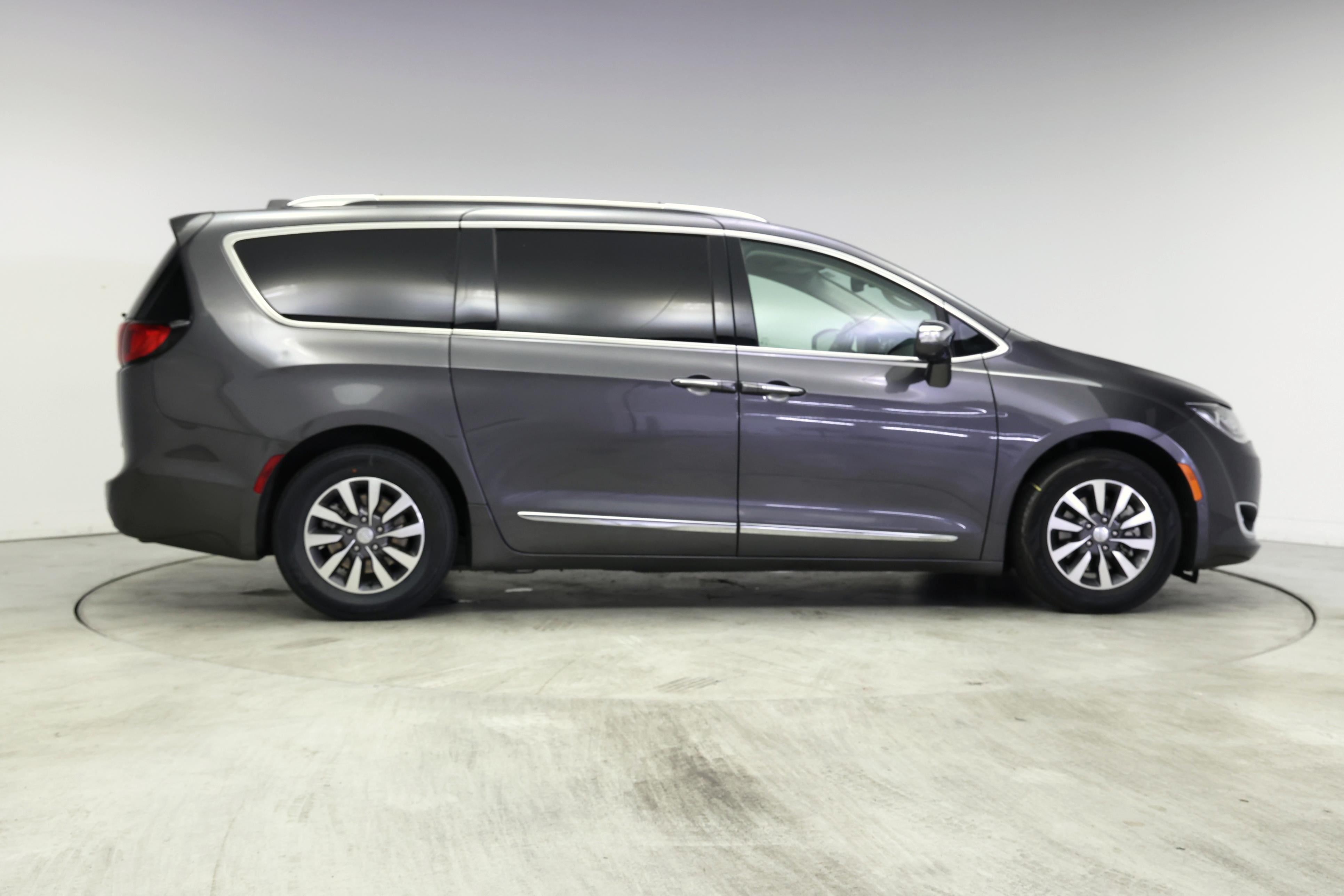 Thumbnail: 2020 Chrysler Pacifica - 7