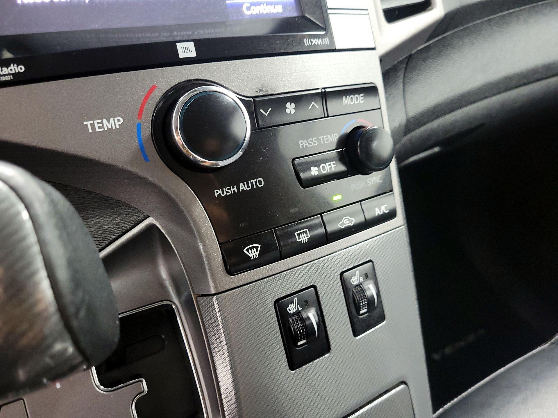 Thumbnail: 2015 Toyota Venza - 16
