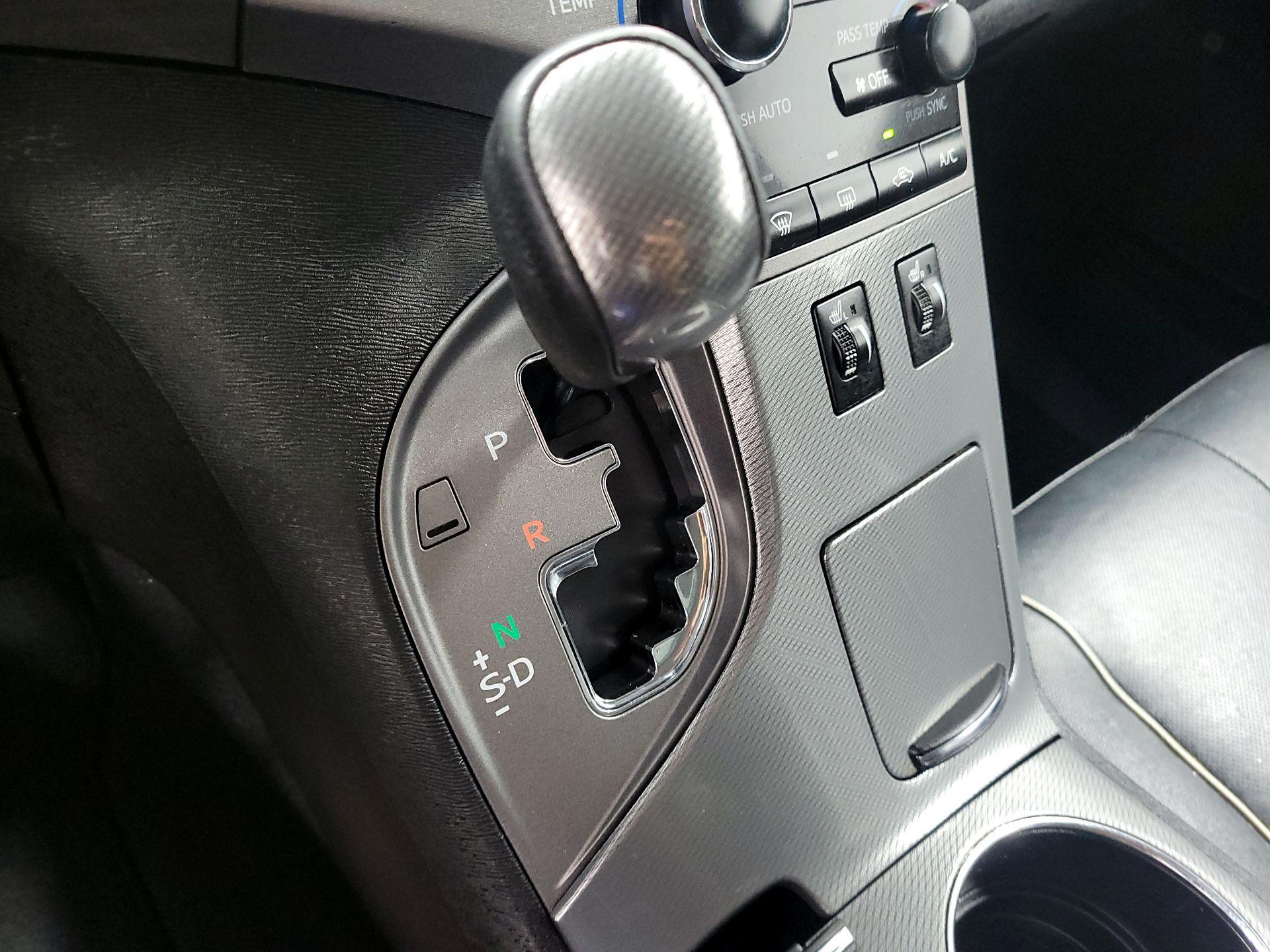Thumbnail: 2015 Toyota Venza - 17