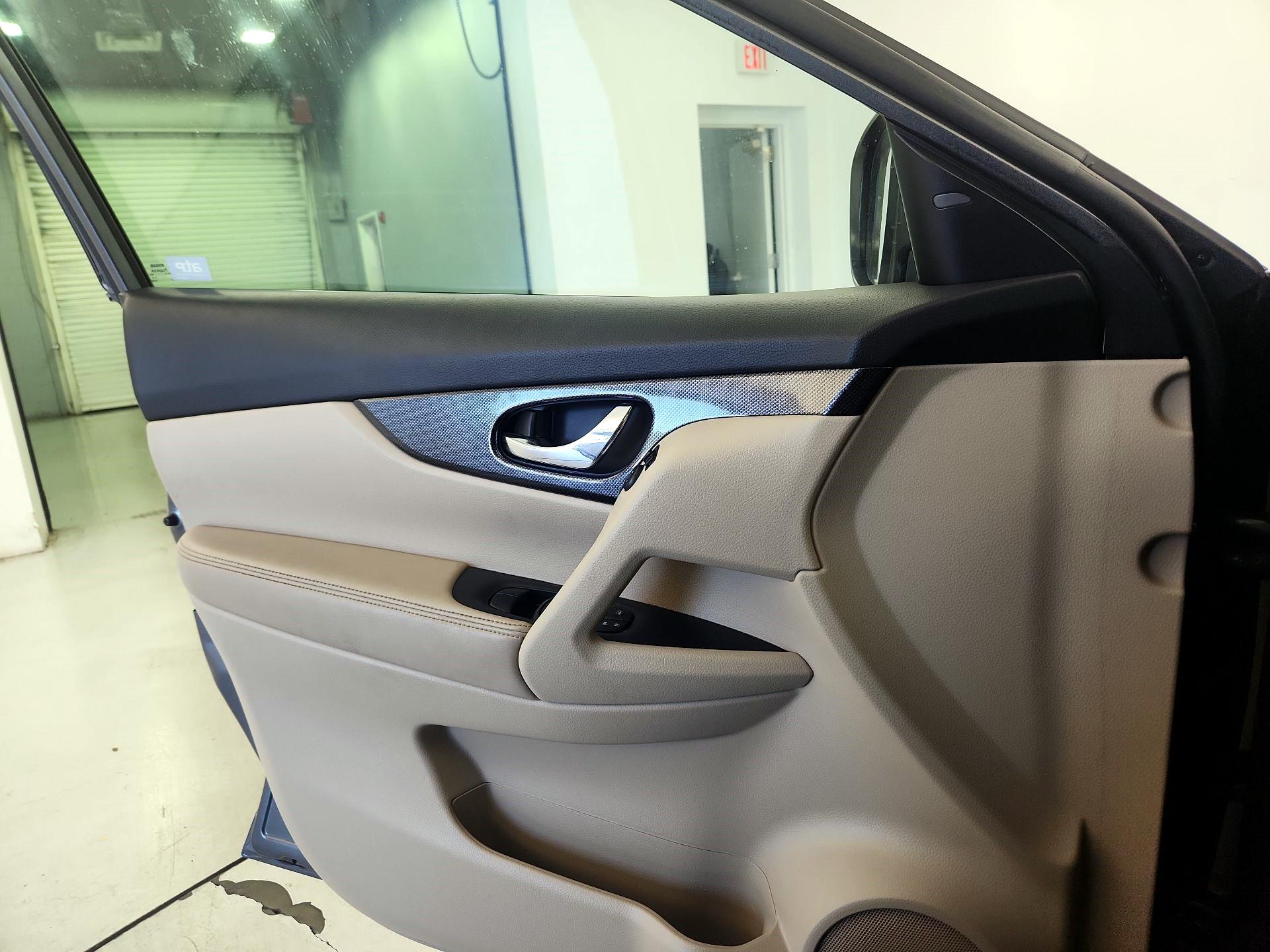 Thumbnail: 2015 Nissan Rogue - 10