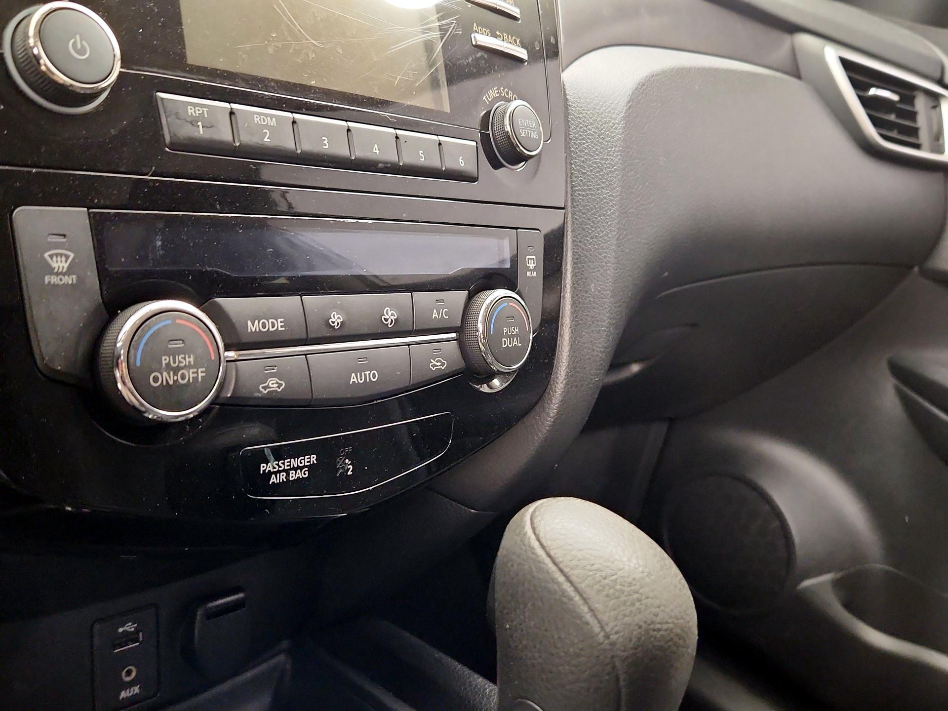 Thumbnail: 2015 Nissan Rogue - 16