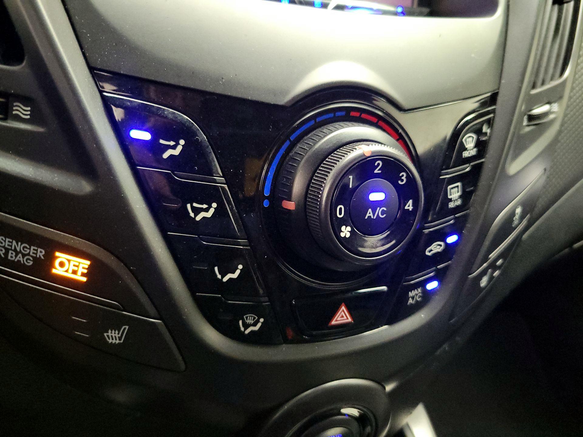 Thumbnail: 2016 Hyundai Veloster - 16