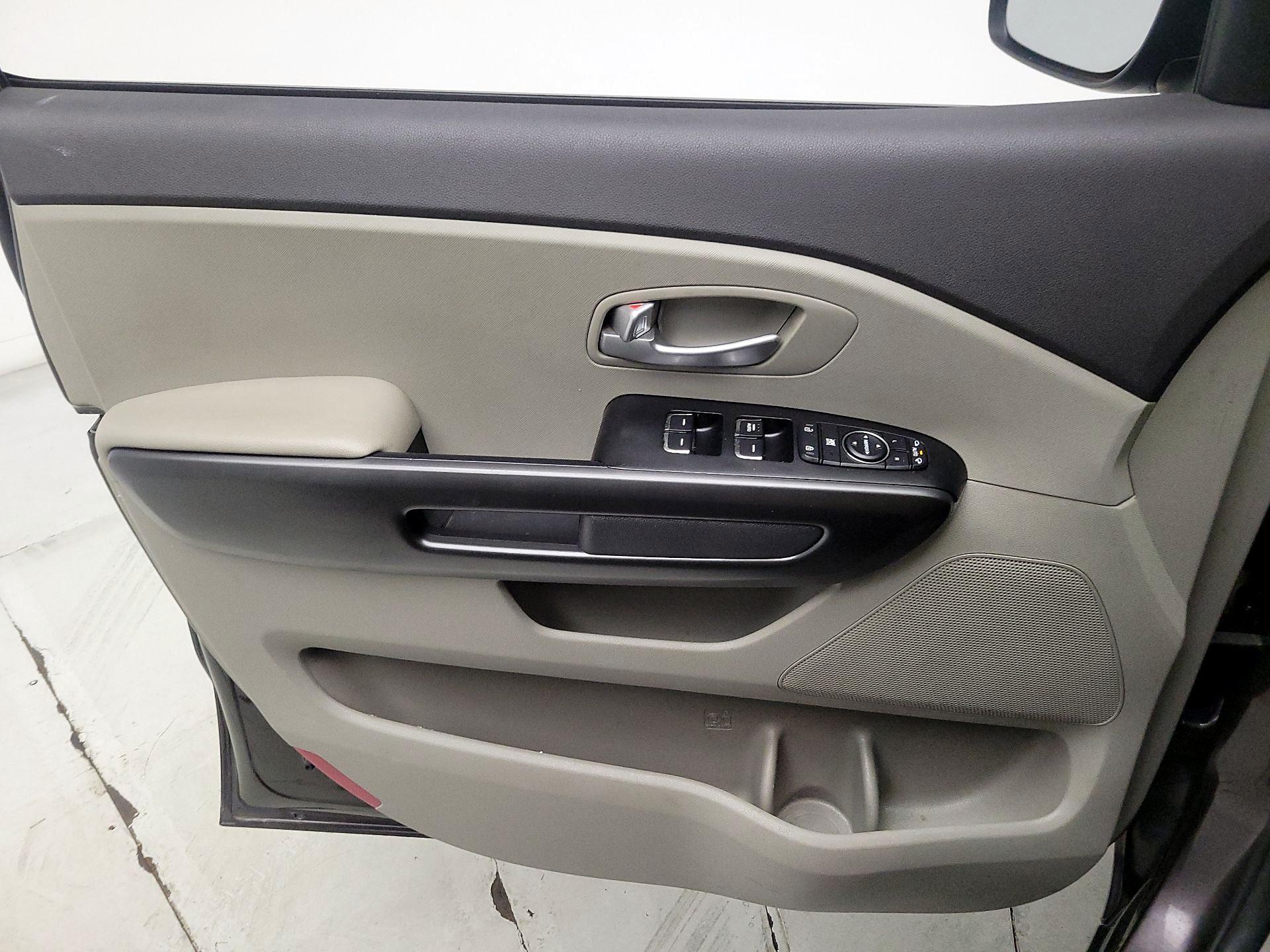 Thumbnail: 2017 Kia Sedona - 12