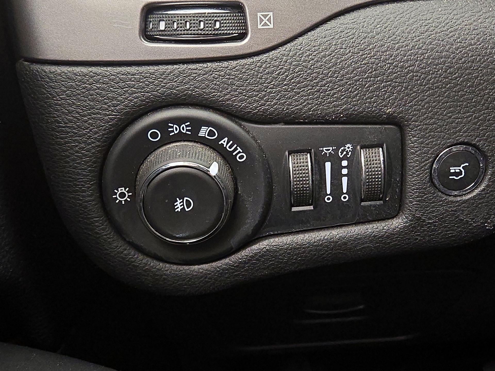 Thumbnail: 2020 Jeep Cherokee - 13