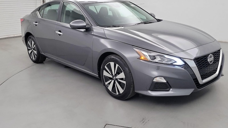 2022 Nissan Altima SV Hero Image