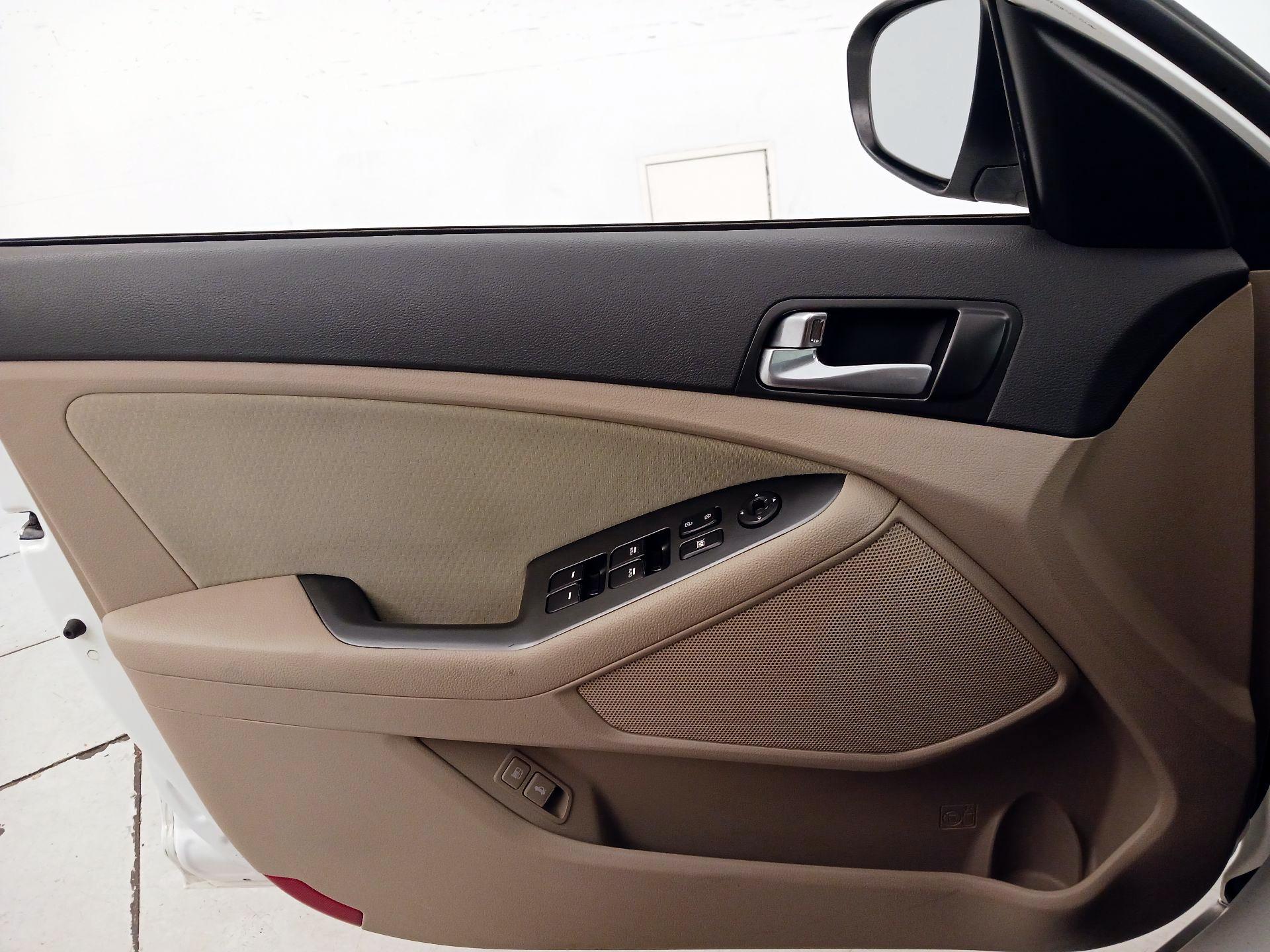 Thumbnail: 2016 Kia Optima - 12