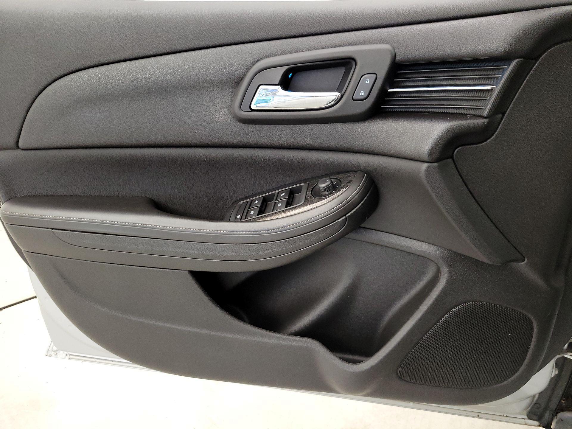 Thumbnail: 2016 Chevrolet Malibu - 12