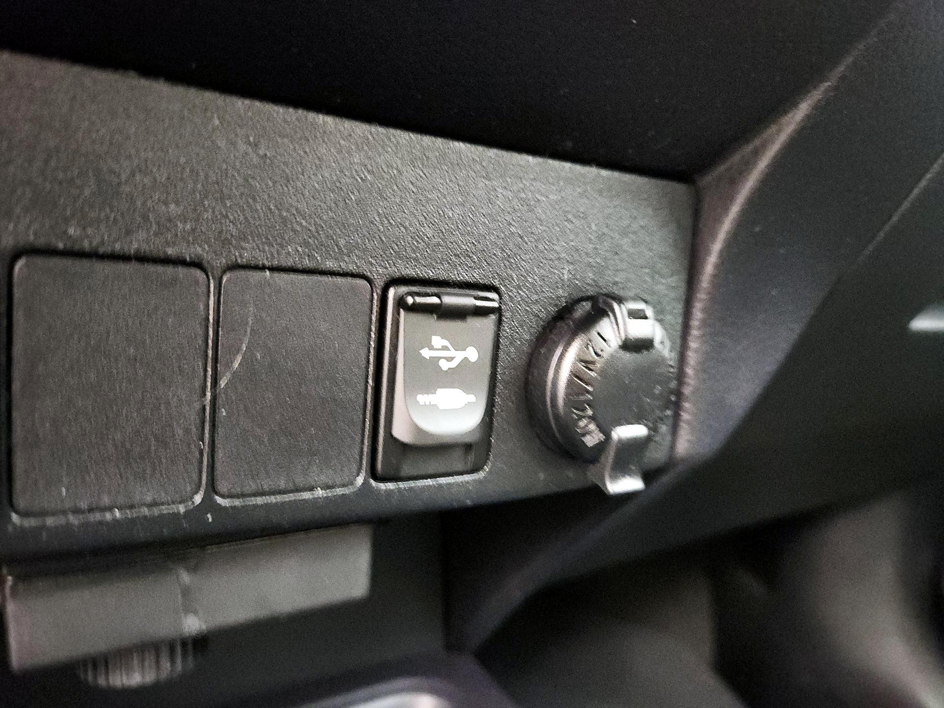 Thumbnail: 2013 Toyota RAV4 - 18