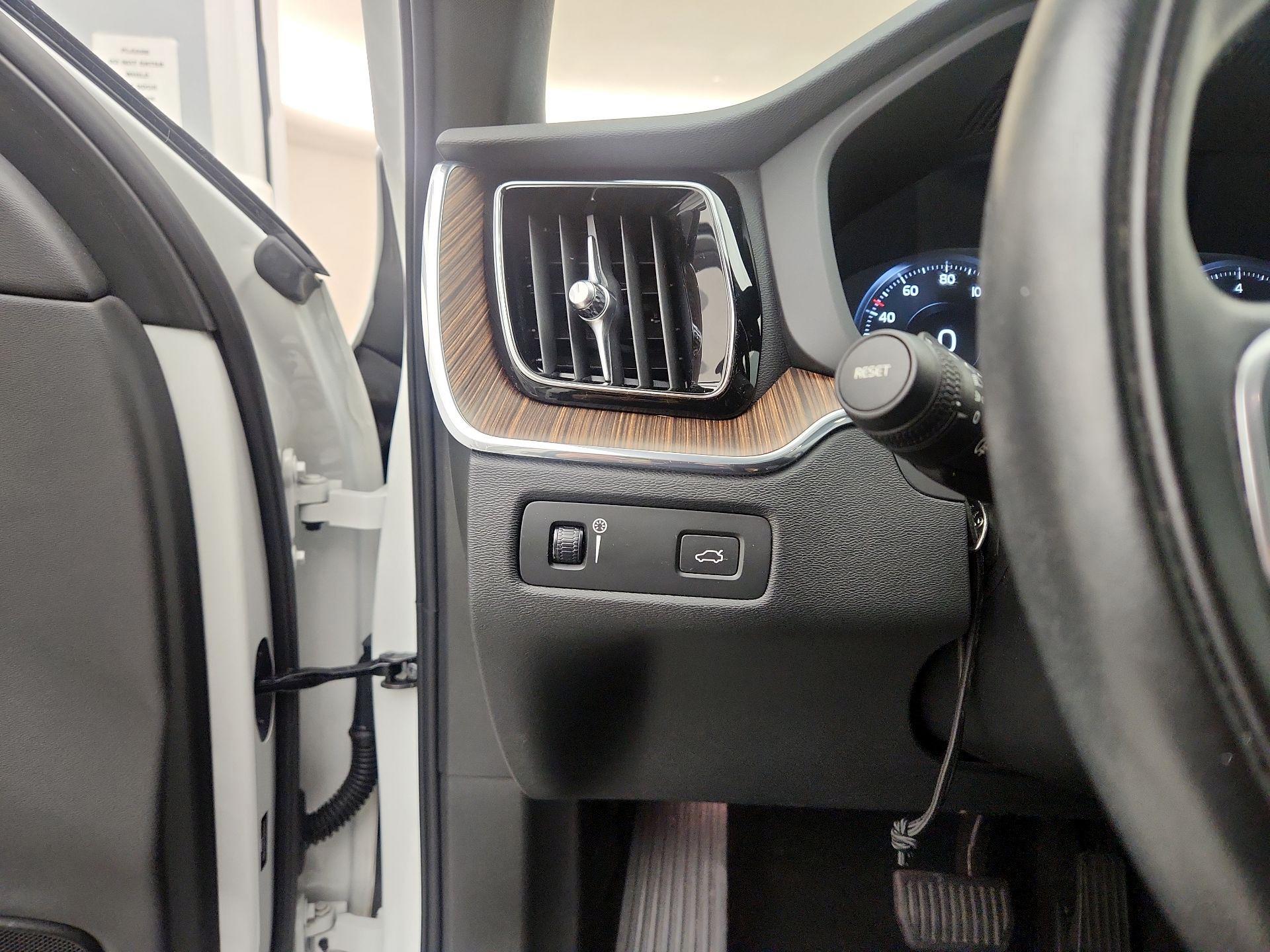 Thumbnail: 2021 Volvo XC60 - 13