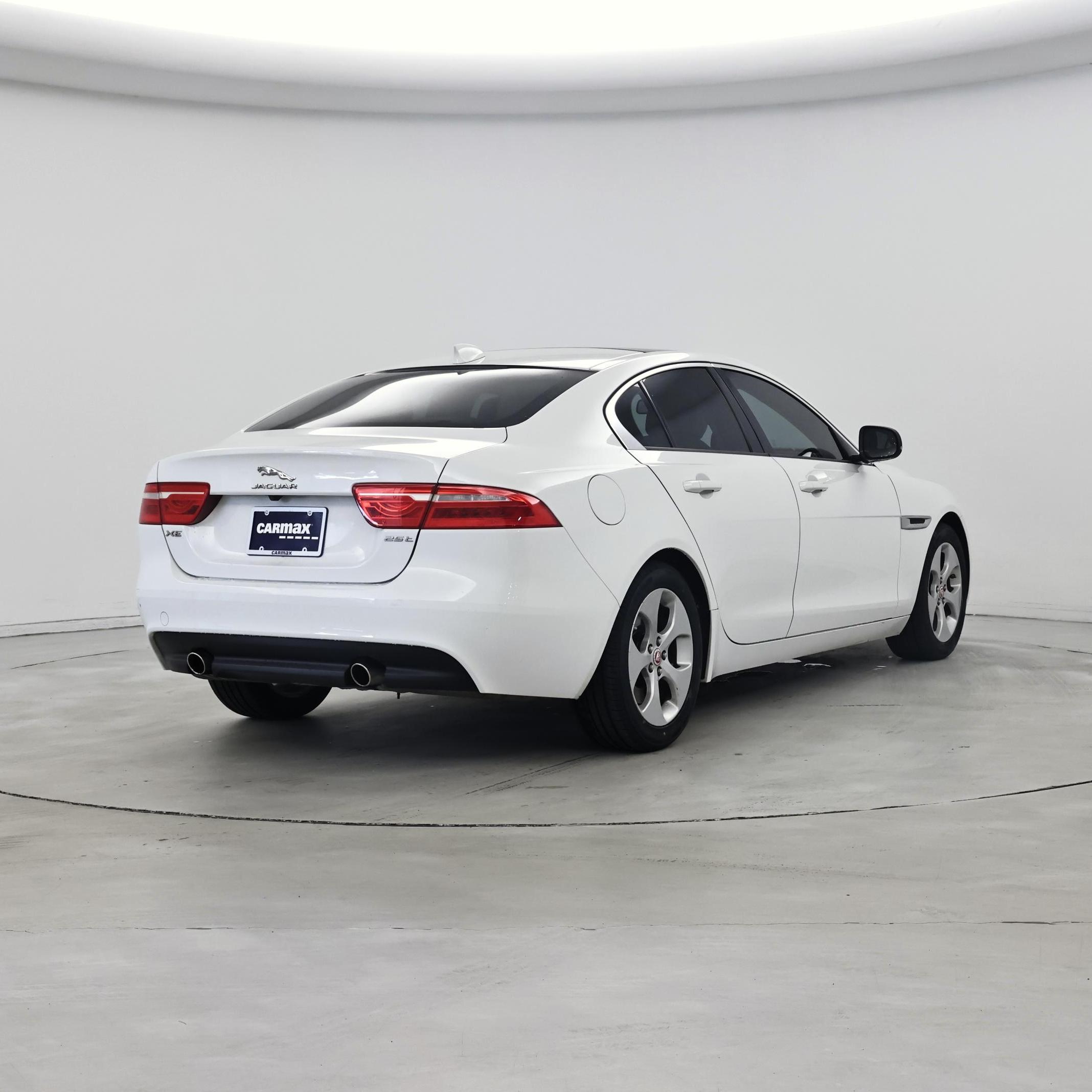Thumbnail: 2017 Jaguar XE - 8